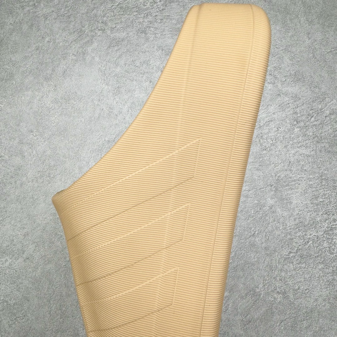 图片[7]-＃LJ渠道版 AD adiFOM Superstar MULE 贝壳头版一脚蹬半拖鸭掌鞋拖鞋 咖黄 IE0754 重金购入原鞋及原档案磨具生产指令开发 鞋头部位凹凸有致 横向大面积波浪纹理 后跟Logo 凹凸明显 轮廓分明 描漆定位精准 公整无偏差不溢出 LOGO内侧钢印清晰工整 原厂磨具全鞋无多余毛边 同源公司EVA粒子环保塑料 原厂指令配方 无任何异味 弹性卡色均保持原鞋一致 匠心打造 鞋口弧度大小 鞋面色泽质感同步原鞋 LOGO内侧钢印清晰工整 中底部分带原厂钢印编号 原厂Ortholite欧斯莱鞋垫 区别掉渣海玻璃鞋垫 吸汗防臭的效果无法相提并论 原厂定制原标 同比ZP 符合人体设计 产品基于标志性 Superstar 鞋款轮廓的同时 利用可再生的甘蔗加工物材料制成一体式泡沫鞋身 无鞋带设计更加方便穿脱 点睛之笔在于标志性的三道杠出现在鞋子的两侧 鞋跟贴片上饰有品牌标志性的三叶草压花 偏小一码 尺码：35.5 36 36.5 37 38 38.5 39 40 40.5 41 42 42.5 43 44 44.5 45 46-选品中心