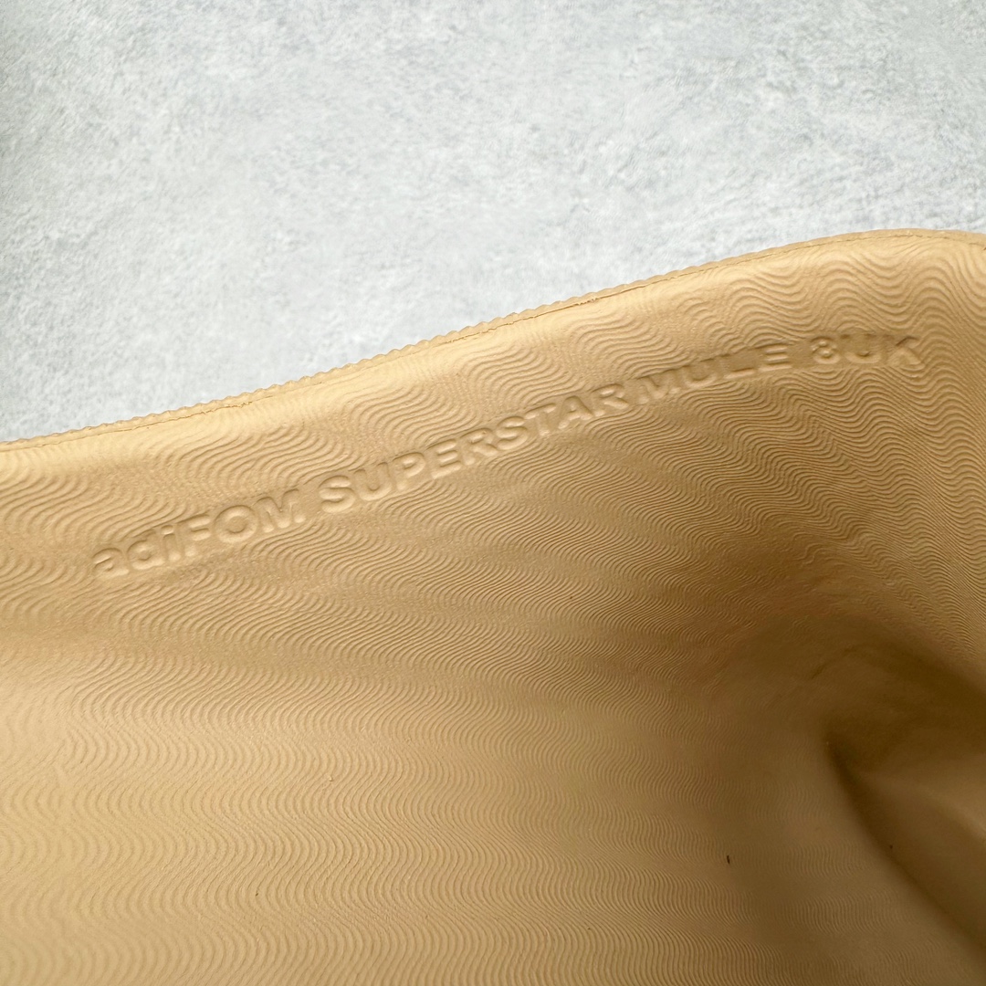 图片[13]-＃LJ渠道版 AD adiFOM Superstar MULE 贝壳头版一脚蹬半拖鸭掌鞋拖鞋 咖黄 IE0754 重金购入原鞋及原档案磨具生产指令开发 鞋头部位凹凸有致 横向大面积波浪纹理 后跟Logo 凹凸明显 轮廓分明 描漆定位精准 公整无偏差不溢出 LOGO内侧钢印清晰工整 原厂磨具全鞋无多余毛边 同源公司EVA粒子环保塑料 原厂指令配方 无任何异味 弹性卡色均保持原鞋一致 匠心打造 鞋口弧度大小 鞋面色泽质感同步原鞋 LOGO内侧钢印清晰工整 中底部分带原厂钢印编号 原厂Ortholite欧斯莱鞋垫 区别掉渣海玻璃鞋垫 吸汗防臭的效果无法相提并论 原厂定制原标 同比ZP 符合人体设计 产品基于标志性 Superstar 鞋款轮廓的同时 利用可再生的甘蔗加工物材料制成一体式泡沫鞋身 无鞋带设计更加方便穿脱 点睛之笔在于标志性的三道杠出现在鞋子的两侧 鞋跟贴片上饰有品牌标志性的三叶草压花 偏小一码 尺码：35.5 36 36.5 37 38 38.5 39 40 40.5 41 42 42.5 43 44 44.5 45 46-选品中心