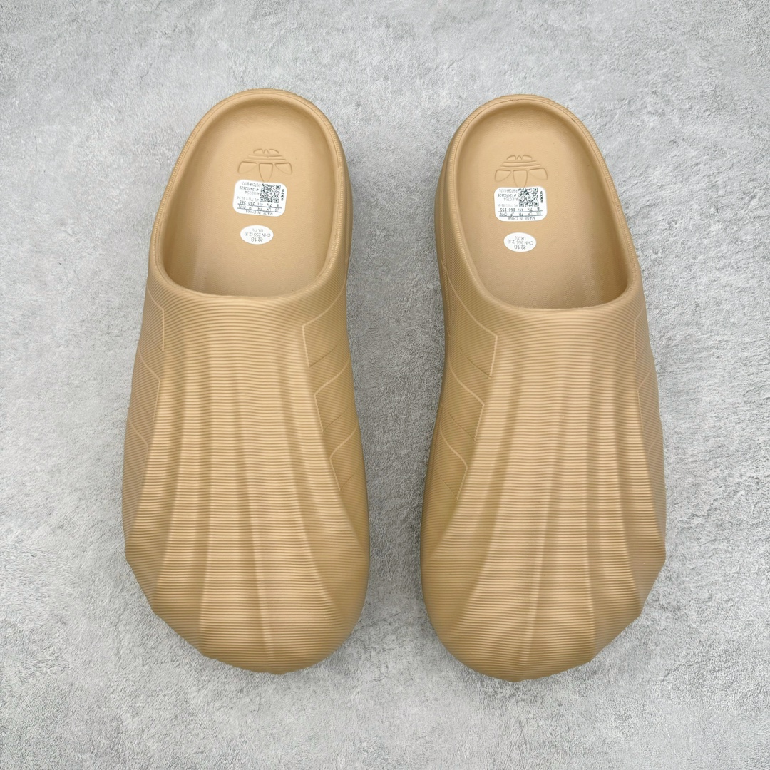 图片[2]-＃LJ渠道版 AD adiFOM Superstar MULE 贝壳头版一脚蹬半拖鸭掌鞋拖鞋 咖黄 IE0754 重金购入原鞋及原档案磨具生产指令开发 鞋头部位凹凸有致 横向大面积波浪纹理 后跟Logo 凹凸明显 轮廓分明 描漆定位精准 公整无偏差不溢出 LOGO内侧钢印清晰工整 原厂磨具全鞋无多余毛边 同源公司EVA粒子环保塑料 原厂指令配方 无任何异味 弹性卡色均保持原鞋一致 匠心打造 鞋口弧度大小 鞋面色泽质感同步原鞋 LOGO内侧钢印清晰工整 中底部分带原厂钢印编号 原厂Ortholite欧斯莱鞋垫 区别掉渣海玻璃鞋垫 吸汗防臭的效果无法相提并论 原厂定制原标 同比ZP 符合人体设计 产品基于标志性 Superstar 鞋款轮廓的同时 利用可再生的甘蔗加工物材料制成一体式泡沫鞋身 无鞋带设计更加方便穿脱 点睛之笔在于标志性的三道杠出现在鞋子的两侧 鞋跟贴片上饰有品牌标志性的三叶草压花 偏小一码 尺码：35.5 36 36.5 37 38 38.5 39 40 40.5 41 42 42.5 43 44 44.5 45 46-选品中心