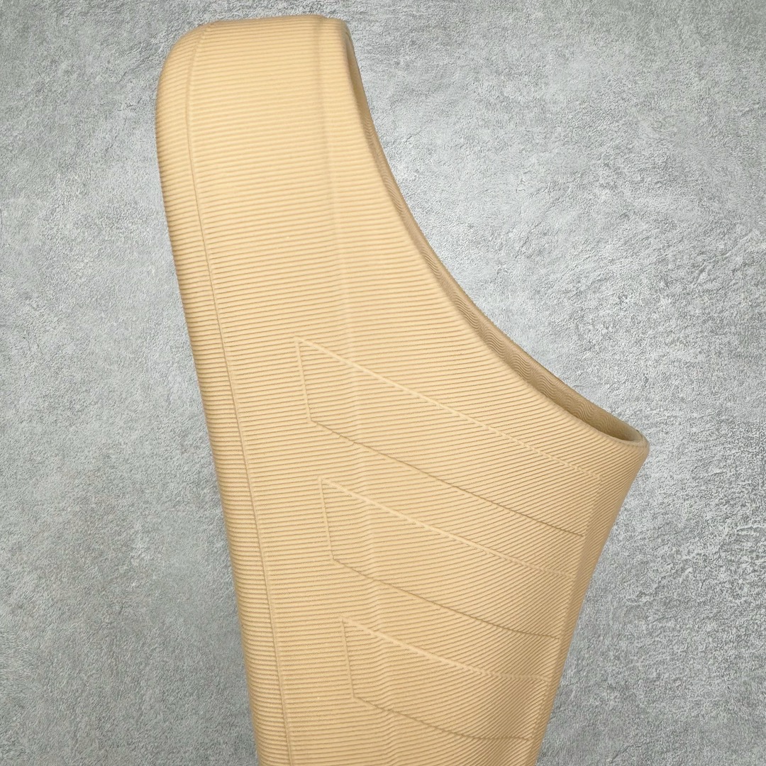 图片[6]-＃LJ渠道版 AD adiFOM Superstar MULE 贝壳头版一脚蹬半拖鸭掌鞋拖鞋 咖黄 IE0754 重金购入原鞋及原档案磨具生产指令开发 鞋头部位凹凸有致 横向大面积波浪纹理 后跟Logo 凹凸明显 轮廓分明 描漆定位精准 公整无偏差不溢出 LOGO内侧钢印清晰工整 原厂磨具全鞋无多余毛边 同源公司EVA粒子环保塑料 原厂指令配方 无任何异味 弹性卡色均保持原鞋一致 匠心打造 鞋口弧度大小 鞋面色泽质感同步原鞋 LOGO内侧钢印清晰工整 中底部分带原厂钢印编号 原厂Ortholite欧斯莱鞋垫 区别掉渣海玻璃鞋垫 吸汗防臭的效果无法相提并论 原厂定制原标 同比ZP 符合人体设计 产品基于标志性 Superstar 鞋款轮廓的同时 利用可再生的甘蔗加工物材料制成一体式泡沫鞋身 无鞋带设计更加方便穿脱 点睛之笔在于标志性的三道杠出现在鞋子的两侧 鞋跟贴片上饰有品牌标志性的三叶草压花 偏小一码 尺码：35.5 36 36.5 37 38 38.5 39 40 40.5 41 42 42.5 43 44 44.5 45 46-选品中心