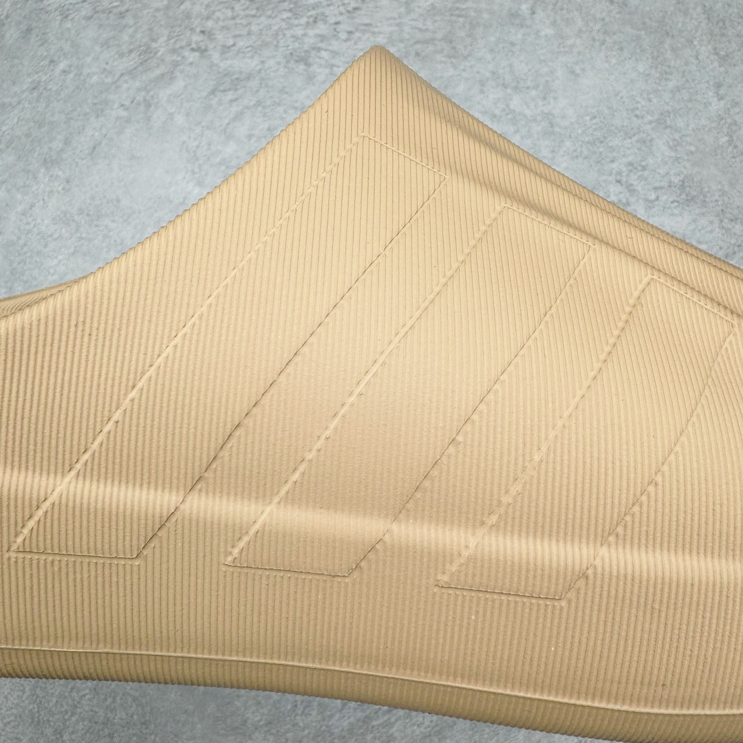 图片[10]-＃LJ渠道版 AD adiFOM Superstar MULE 贝壳头版一脚蹬半拖鸭掌鞋拖鞋 咖黄 IE0754 重金购入原鞋及原档案磨具生产指令开发 鞋头部位凹凸有致 横向大面积波浪纹理 后跟Logo 凹凸明显 轮廓分明 描漆定位精准 公整无偏差不溢出 LOGO内侧钢印清晰工整 原厂磨具全鞋无多余毛边 同源公司EVA粒子环保塑料 原厂指令配方 无任何异味 弹性卡色均保持原鞋一致 匠心打造 鞋口弧度大小 鞋面色泽质感同步原鞋 LOGO内侧钢印清晰工整 中底部分带原厂钢印编号 原厂Ortholite欧斯莱鞋垫 区别掉渣海玻璃鞋垫 吸汗防臭的效果无法相提并论 原厂定制原标 同比ZP 符合人体设计 产品基于标志性 Superstar 鞋款轮廓的同时 利用可再生的甘蔗加工物材料制成一体式泡沫鞋身 无鞋带设计更加方便穿脱 点睛之笔在于标志性的三道杠出现在鞋子的两侧 鞋跟贴片上饰有品牌标志性的三叶草压花 偏小一码 尺码：35.5 36 36.5 37 38 38.5 39 40 40.5 41 42 42.5 43 44 44.5 45 46-选品中心