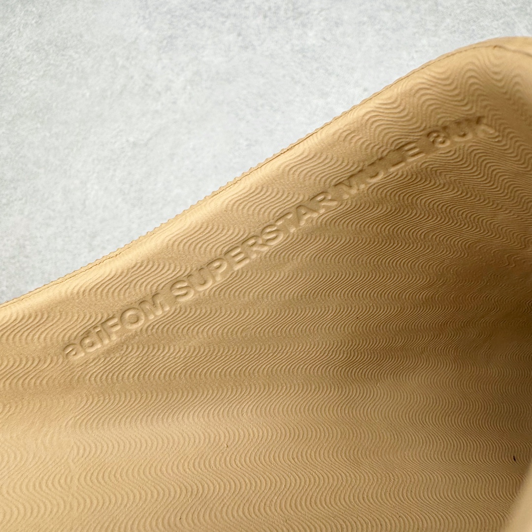 图片[11]-＃LJ渠道版 AD adiFOM Superstar MULE 贝壳头版一脚蹬半拖鸭掌鞋拖鞋 咖黄 IE0754 重金购入原鞋及原档案磨具生产指令开发 鞋头部位凹凸有致 横向大面积波浪纹理 后跟Logo 凹凸明显 轮廓分明 描漆定位精准 公整无偏差不溢出 LOGO内侧钢印清晰工整 原厂磨具全鞋无多余毛边 同源公司EVA粒子环保塑料 原厂指令配方 无任何异味 弹性卡色均保持原鞋一致 匠心打造 鞋口弧度大小 鞋面色泽质感同步原鞋 LOGO内侧钢印清晰工整 中底部分带原厂钢印编号 原厂Ortholite欧斯莱鞋垫 区别掉渣海玻璃鞋垫 吸汗防臭的效果无法相提并论 原厂定制原标 同比ZP 符合人体设计 产品基于标志性 Superstar 鞋款轮廓的同时 利用可再生的甘蔗加工物材料制成一体式泡沫鞋身 无鞋带设计更加方便穿脱 点睛之笔在于标志性的三道杠出现在鞋子的两侧 鞋跟贴片上饰有品牌标志性的三叶草压花 偏小一码 尺码：35.5 36 36.5 37 38 38.5 39 40 40.5 41 42 42.5 43 44 44.5 45 46-选品中心