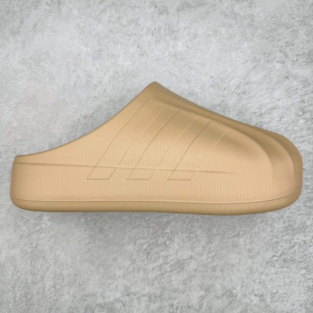 ＃LJ渠道版 AD adiFOM Superstar MULE 贝壳头版一脚蹬半拖鸭掌鞋拖鞋 咖黄 IE0754 重金购入原鞋及原档案磨具生产指令开发 鞋头部位凹凸有致 横向大面积波浪纹理 后跟Logo 凹凸明显 轮廓分明 描漆定位精准 公整无偏差不溢出 LOGO内侧钢印清晰工整 原厂磨具全鞋无多余毛边 同源公司EVA粒子环保塑料 原厂指令配方 无任何异味 弹性卡色均保持原鞋一致 匠心打造 鞋口弧度大小 鞋面色泽质感同步原鞋 LOGO内侧钢印清晰工整 中底部分带原厂钢印编号 原厂Ortholite欧斯莱鞋垫 区别掉渣海玻璃鞋垫 吸汗防臭的效果无法相提并论 原厂定制原标 同比ZP 符合人体设计 产品基于标志性 Superstar 鞋款轮廓的同时 利用可再生的甘蔗加工物材料制成一体式泡沫鞋身 无鞋带设计更加方便穿脱 点睛之笔在于标志性的三道杠出现在鞋子的两侧 鞋跟贴片上饰有品牌标志性的三叶草压花 偏小一码 尺码：35.5 36 36.5 37 38 38.5 39 40 40.5 41 42 42.5 43 44 44.5 45 46-选品中心