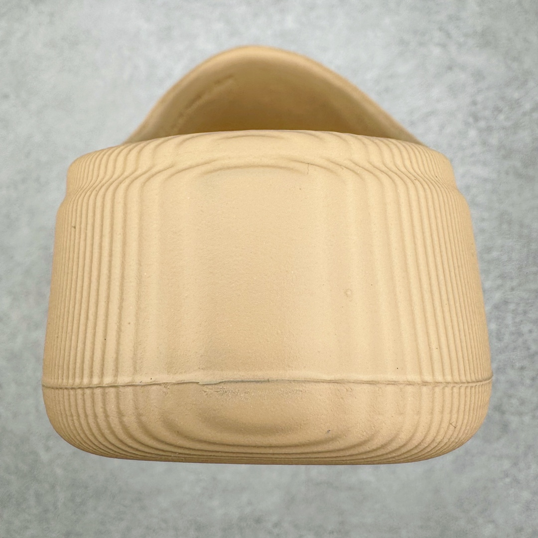 图片[8]-＃LJ渠道版 AD adiFOM Superstar MULE 贝壳头版一脚蹬半拖鸭掌鞋拖鞋 咖黄 IE0754 重金购入原鞋及原档案磨具生产指令开发 鞋头部位凹凸有致 横向大面积波浪纹理 后跟Logo 凹凸明显 轮廓分明 描漆定位精准 公整无偏差不溢出 LOGO内侧钢印清晰工整 原厂磨具全鞋无多余毛边 同源公司EVA粒子环保塑料 原厂指令配方 无任何异味 弹性卡色均保持原鞋一致 匠心打造 鞋口弧度大小 鞋面色泽质感同步原鞋 LOGO内侧钢印清晰工整 中底部分带原厂钢印编号 原厂Ortholite欧斯莱鞋垫 区别掉渣海玻璃鞋垫 吸汗防臭的效果无法相提并论 原厂定制原标 同比ZP 符合人体设计 产品基于标志性 Superstar 鞋款轮廓的同时 利用可再生的甘蔗加工物材料制成一体式泡沫鞋身 无鞋带设计更加方便穿脱 点睛之笔在于标志性的三道杠出现在鞋子的两侧 鞋跟贴片上饰有品牌标志性的三叶草压花 偏小一码 尺码：35.5 36 36.5 37 38 38.5 39 40 40.5 41 42 42.5 43 44 44.5 45 46-选品中心