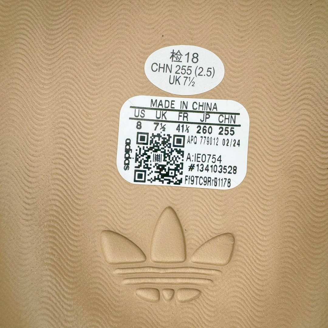 图片[12]-＃LJ渠道版 AD adiFOM Superstar MULE 贝壳头版一脚蹬半拖鸭掌鞋拖鞋 咖黄 IE0754 重金购入原鞋及原档案磨具生产指令开发 鞋头部位凹凸有致 横向大面积波浪纹理 后跟Logo 凹凸明显 轮廓分明 描漆定位精准 公整无偏差不溢出 LOGO内侧钢印清晰工整 原厂磨具全鞋无多余毛边 同源公司EVA粒子环保塑料 原厂指令配方 无任何异味 弹性卡色均保持原鞋一致 匠心打造 鞋口弧度大小 鞋面色泽质感同步原鞋 LOGO内侧钢印清晰工整 中底部分带原厂钢印编号 原厂Ortholite欧斯莱鞋垫 区别掉渣海玻璃鞋垫 吸汗防臭的效果无法相提并论 原厂定制原标 同比ZP 符合人体设计 产品基于标志性 Superstar 鞋款轮廓的同时 利用可再生的甘蔗加工物材料制成一体式泡沫鞋身 无鞋带设计更加方便穿脱 点睛之笔在于标志性的三道杠出现在鞋子的两侧 鞋跟贴片上饰有品牌标志性的三叶草压花 偏小一码 尺码：35.5 36 36.5 37 38 38.5 39 40 40.5 41 42 42.5 43 44 44.5 45 46-选品中心