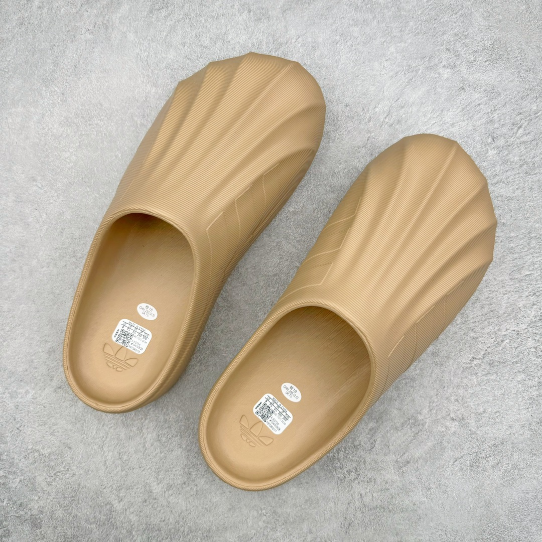 图片[3]-＃LJ渠道版 AD adiFOM Superstar MULE 贝壳头版一脚蹬半拖鸭掌鞋拖鞋 咖黄 IE0754 重金购入原鞋及原档案磨具生产指令开发 鞋头部位凹凸有致 横向大面积波浪纹理 后跟Logo 凹凸明显 轮廓分明 描漆定位精准 公整无偏差不溢出 LOGO内侧钢印清晰工整 原厂磨具全鞋无多余毛边 同源公司EVA粒子环保塑料 原厂指令配方 无任何异味 弹性卡色均保持原鞋一致 匠心打造 鞋口弧度大小 鞋面色泽质感同步原鞋 LOGO内侧钢印清晰工整 中底部分带原厂钢印编号 原厂Ortholite欧斯莱鞋垫 区别掉渣海玻璃鞋垫 吸汗防臭的效果无法相提并论 原厂定制原标 同比ZP 符合人体设计 产品基于标志性 Superstar 鞋款轮廓的同时 利用可再生的甘蔗加工物材料制成一体式泡沫鞋身 无鞋带设计更加方便穿脱 点睛之笔在于标志性的三道杠出现在鞋子的两侧 鞋跟贴片上饰有品牌标志性的三叶草压花 偏小一码 尺码：35.5 36 36.5 37 38 38.5 39 40 40.5 41 42 42.5 43 44 44.5 45 46-选品中心