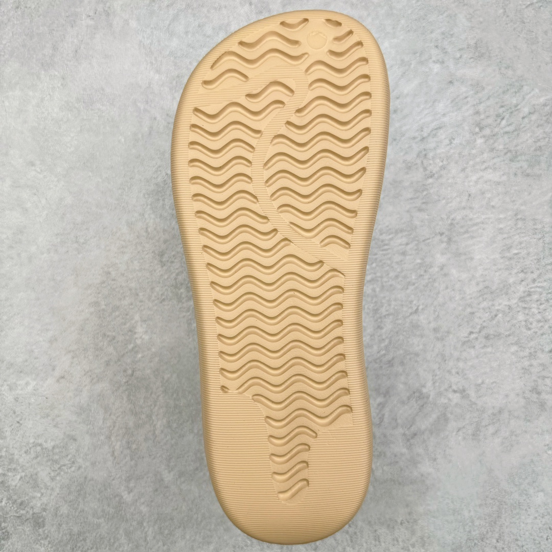 图片[9]-＃LJ渠道版 AD adiFOM Superstar MULE 贝壳头版一脚蹬半拖鸭掌鞋拖鞋 咖黄 IE0754 重金购入原鞋及原档案磨具生产指令开发 鞋头部位凹凸有致 横向大面积波浪纹理 后跟Logo 凹凸明显 轮廓分明 描漆定位精准 公整无偏差不溢出 LOGO内侧钢印清晰工整 原厂磨具全鞋无多余毛边 同源公司EVA粒子环保塑料 原厂指令配方 无任何异味 弹性卡色均保持原鞋一致 匠心打造 鞋口弧度大小 鞋面色泽质感同步原鞋 LOGO内侧钢印清晰工整 中底部分带原厂钢印编号 原厂Ortholite欧斯莱鞋垫 区别掉渣海玻璃鞋垫 吸汗防臭的效果无法相提并论 原厂定制原标 同比ZP 符合人体设计 产品基于标志性 Superstar 鞋款轮廓的同时 利用可再生的甘蔗加工物材料制成一体式泡沫鞋身 无鞋带设计更加方便穿脱 点睛之笔在于标志性的三道杠出现在鞋子的两侧 鞋跟贴片上饰有品牌标志性的三叶草压花 偏小一码 尺码：35.5 36 36.5 37 38 38.5 39 40 40.5 41 42 42.5 43 44 44.5 45 46-选品中心