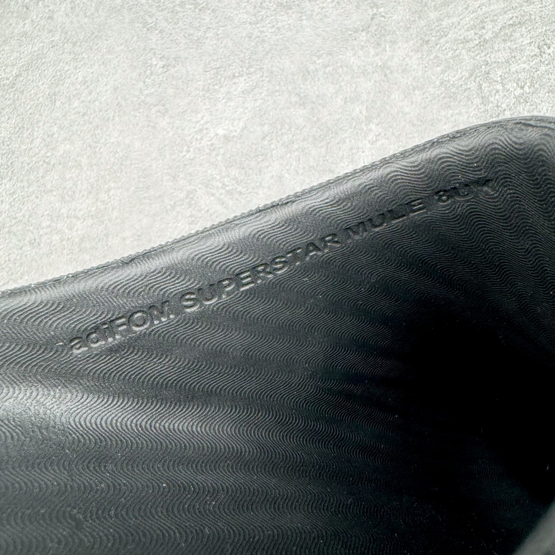 图片[11]-＃LJ渠道版 AD adiFOM Superstar MULE 贝壳头版一脚蹬半拖鸭掌鞋拖鞋 黑白 IG8277 重金购入原鞋及原档案磨具生产指令开发 鞋头部位凹凸有致 横向大面积波浪纹理 后跟Logo 凹凸明显 轮廓分明 描漆定位精准 公整无偏差不溢出 LOGO内侧钢印清晰工整 原厂磨具全鞋无多余毛边 同源公司EVA粒子环保塑料 原厂指令配方 无任何异味 弹性卡色均保持原鞋一致 匠心打造 鞋口弧度大小 鞋面色泽质感同步原鞋 LOGO内侧钢印清晰工整 中底部分带原厂钢印编号 原厂Ortholite欧斯莱鞋垫 区别掉渣海玻璃鞋垫 吸汗防臭的效果无法相提并论 原厂定制原标 同比ZP 符合人体设计 产品基于标志性 Superstar 鞋款轮廓的同时 利用可再生的甘蔗加工物材料制成一体式泡沫鞋身 无鞋带设计更加方便穿脱 点睛之笔在于标志性的三道杠出现在鞋子的两侧 鞋跟贴片上饰有品牌标志性的三叶草压花 偏小一码 尺码：35.5 36 36.5 37 38 38.5 39 40 40.5 41 42 42.5 43 44 44.5 45 46-选品中心