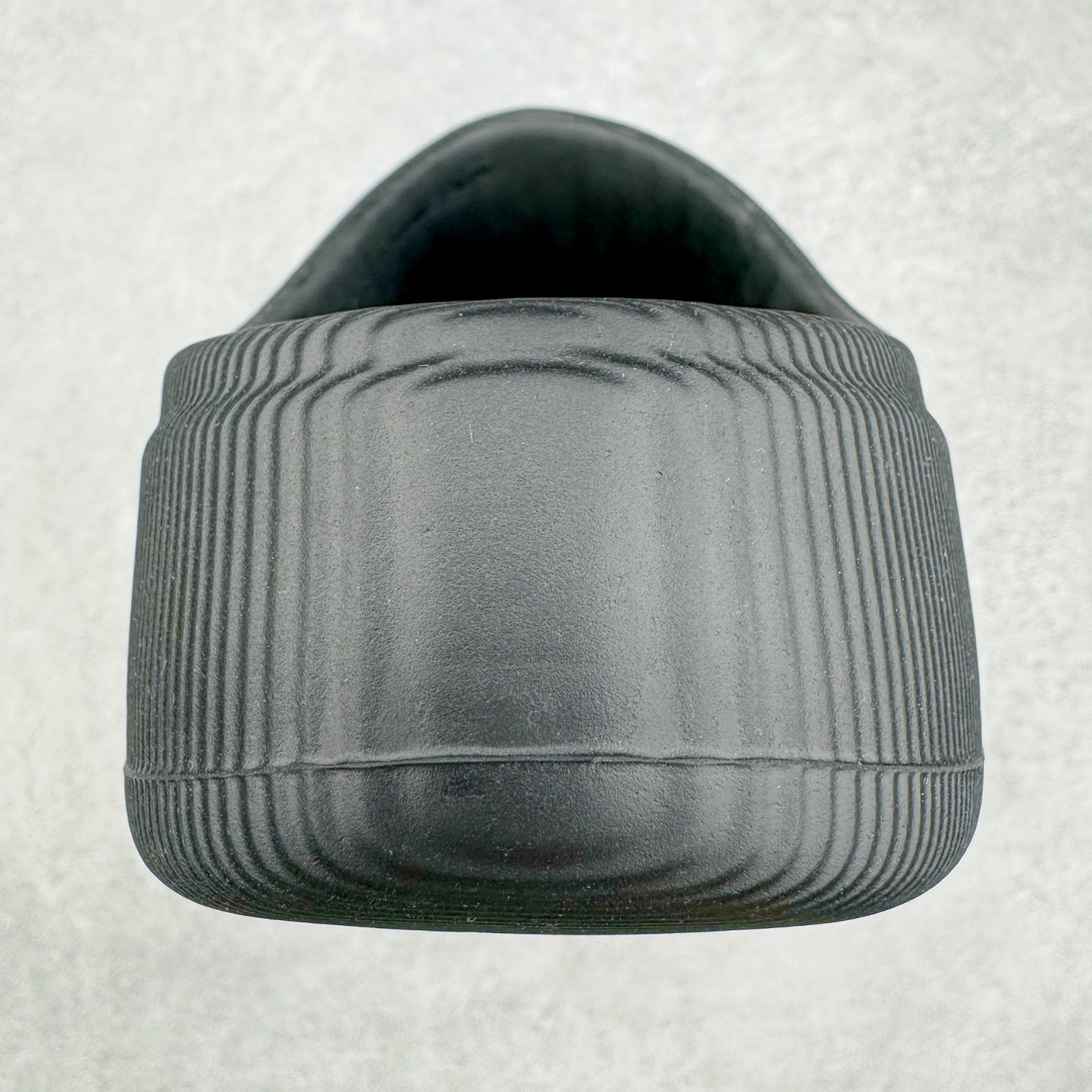 图片[8]-＃LJ渠道版 AD adiFOM Superstar MULE 贝壳头版一脚蹬半拖鸭掌鞋拖鞋 黑白 IG8277 重金购入原鞋及原档案磨具生产指令开发 鞋头部位凹凸有致 横向大面积波浪纹理 后跟Logo 凹凸明显 轮廓分明 描漆定位精准 公整无偏差不溢出 LOGO内侧钢印清晰工整 原厂磨具全鞋无多余毛边 同源公司EVA粒子环保塑料 原厂指令配方 无任何异味 弹性卡色均保持原鞋一致 匠心打造 鞋口弧度大小 鞋面色泽质感同步原鞋 LOGO内侧钢印清晰工整 中底部分带原厂钢印编号 原厂Ortholite欧斯莱鞋垫 区别掉渣海玻璃鞋垫 吸汗防臭的效果无法相提并论 原厂定制原标 同比ZP 符合人体设计 产品基于标志性 Superstar 鞋款轮廓的同时 利用可再生的甘蔗加工物材料制成一体式泡沫鞋身 无鞋带设计更加方便穿脱 点睛之笔在于标志性的三道杠出现在鞋子的两侧 鞋跟贴片上饰有品牌标志性的三叶草压花 偏小一码 尺码：35.5 36 36.5 37 38 38.5 39 40 40.5 41 42 42.5 43 44 44.5 45 46-选品中心