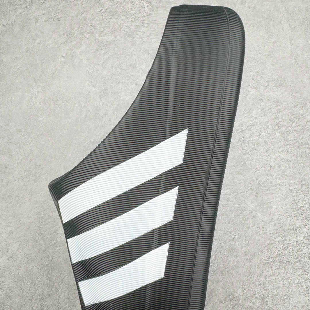 图片[7]-＃LJ渠道版 AD adiFOM Superstar MULE 贝壳头版一脚蹬半拖鸭掌鞋拖鞋 黑白 IG8277 重金购入原鞋及原档案磨具生产指令开发 鞋头部位凹凸有致 横向大面积波浪纹理 后跟Logo 凹凸明显 轮廓分明 描漆定位精准 公整无偏差不溢出 LOGO内侧钢印清晰工整 原厂磨具全鞋无多余毛边 同源公司EVA粒子环保塑料 原厂指令配方 无任何异味 弹性卡色均保持原鞋一致 匠心打造 鞋口弧度大小 鞋面色泽质感同步原鞋 LOGO内侧钢印清晰工整 中底部分带原厂钢印编号 原厂Ortholite欧斯莱鞋垫 区别掉渣海玻璃鞋垫 吸汗防臭的效果无法相提并论 原厂定制原标 同比ZP 符合人体设计 产品基于标志性 Superstar 鞋款轮廓的同时 利用可再生的甘蔗加工物材料制成一体式泡沫鞋身 无鞋带设计更加方便穿脱 点睛之笔在于标志性的三道杠出现在鞋子的两侧 鞋跟贴片上饰有品牌标志性的三叶草压花 偏小一码 尺码：35.5 36 36.5 37 38 38.5 39 40 40.5 41 42 42.5 43 44 44.5 45 46-选品中心