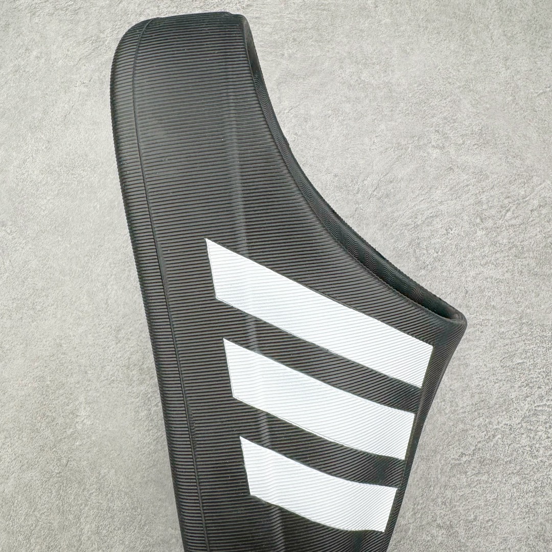 图片[6]-＃LJ渠道版 AD adiFOM Superstar MULE 贝壳头版一脚蹬半拖鸭掌鞋拖鞋 黑白 IG8277 重金购入原鞋及原档案磨具生产指令开发 鞋头部位凹凸有致 横向大面积波浪纹理 后跟Logo 凹凸明显 轮廓分明 描漆定位精准 公整无偏差不溢出 LOGO内侧钢印清晰工整 原厂磨具全鞋无多余毛边 同源公司EVA粒子环保塑料 原厂指令配方 无任何异味 弹性卡色均保持原鞋一致 匠心打造 鞋口弧度大小 鞋面色泽质感同步原鞋 LOGO内侧钢印清晰工整 中底部分带原厂钢印编号 原厂Ortholite欧斯莱鞋垫 区别掉渣海玻璃鞋垫 吸汗防臭的效果无法相提并论 原厂定制原标 同比ZP 符合人体设计 产品基于标志性 Superstar 鞋款轮廓的同时 利用可再生的甘蔗加工物材料制成一体式泡沫鞋身 无鞋带设计更加方便穿脱 点睛之笔在于标志性的三道杠出现在鞋子的两侧 鞋跟贴片上饰有品牌标志性的三叶草压花 偏小一码 尺码：35.5 36 36.5 37 38 38.5 39 40 40.5 41 42 42.5 43 44 44.5 45 46-选品中心