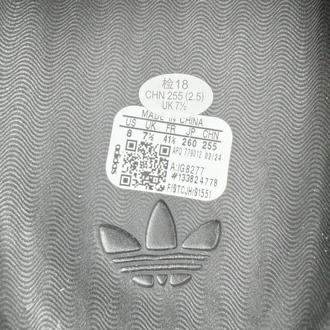 图片[14]-＃LJ渠道版 AD adiFOM Superstar MULE 贝壳头版一脚蹬半拖鸭掌鞋拖鞋 黑白 IG8277 重金购入原鞋及原档案磨具生产指令开发 鞋头部位凹凸有致 横向大面积波浪纹理 后跟Logo 凹凸明显 轮廓分明 描漆定位精准 公整无偏差不溢出 LOGO内侧钢印清晰工整 原厂磨具全鞋无多余毛边 同源公司EVA粒子环保塑料 原厂指令配方 无任何异味 弹性卡色均保持原鞋一致 匠心打造 鞋口弧度大小 鞋面色泽质感同步原鞋 LOGO内侧钢印清晰工整 中底部分带原厂钢印编号 原厂Ortholite欧斯莱鞋垫 区别掉渣海玻璃鞋垫 吸汗防臭的效果无法相提并论 原厂定制原标 同比ZP 符合人体设计 产品基于标志性 Superstar 鞋款轮廓的同时 利用可再生的甘蔗加工物材料制成一体式泡沫鞋身 无鞋带设计更加方便穿脱 点睛之笔在于标志性的三道杠出现在鞋子的两侧 鞋跟贴片上饰有品牌标志性的三叶草压花 偏小一码 尺码：35.5 36 36.5 37 38 38.5 39 40 40.5 41 42 42.5 43 44 44.5 45 46-选品中心