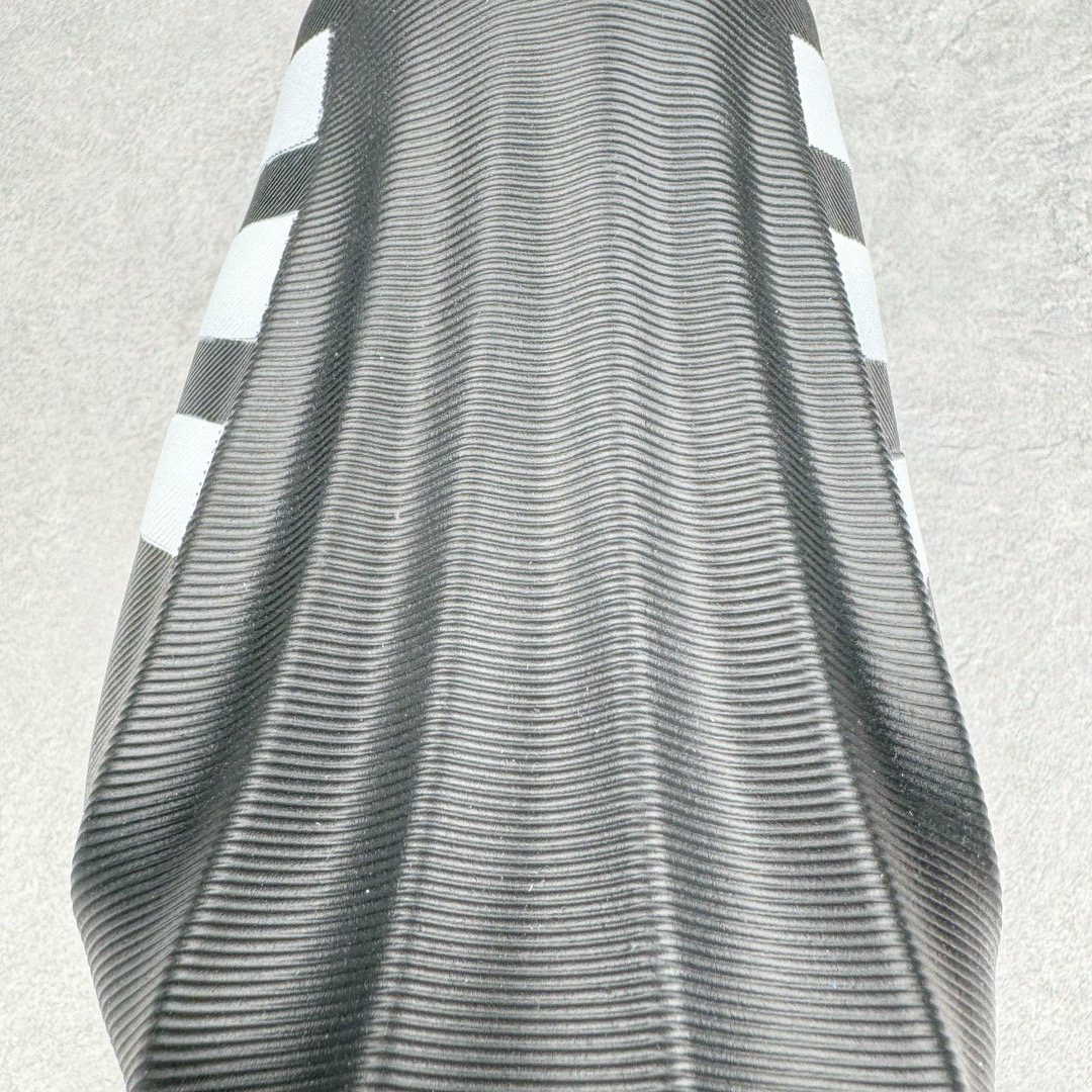 图片[13]-＃LJ渠道版 AD adiFOM Superstar MULE 贝壳头版一脚蹬半拖鸭掌鞋拖鞋 黑白 IG8277 重金购入原鞋及原档案磨具生产指令开发 鞋头部位凹凸有致 横向大面积波浪纹理 后跟Logo 凹凸明显 轮廓分明 描漆定位精准 公整无偏差不溢出 LOGO内侧钢印清晰工整 原厂磨具全鞋无多余毛边 同源公司EVA粒子环保塑料 原厂指令配方 无任何异味 弹性卡色均保持原鞋一致 匠心打造 鞋口弧度大小 鞋面色泽质感同步原鞋 LOGO内侧钢印清晰工整 中底部分带原厂钢印编号 原厂Ortholite欧斯莱鞋垫 区别掉渣海玻璃鞋垫 吸汗防臭的效果无法相提并论 原厂定制原标 同比ZP 符合人体设计 产品基于标志性 Superstar 鞋款轮廓的同时 利用可再生的甘蔗加工物材料制成一体式泡沫鞋身 无鞋带设计更加方便穿脱 点睛之笔在于标志性的三道杠出现在鞋子的两侧 鞋跟贴片上饰有品牌标志性的三叶草压花 偏小一码 尺码：35.5 36 36.5 37 38 38.5 39 40 40.5 41 42 42.5 43 44 44.5 45 46-选品中心