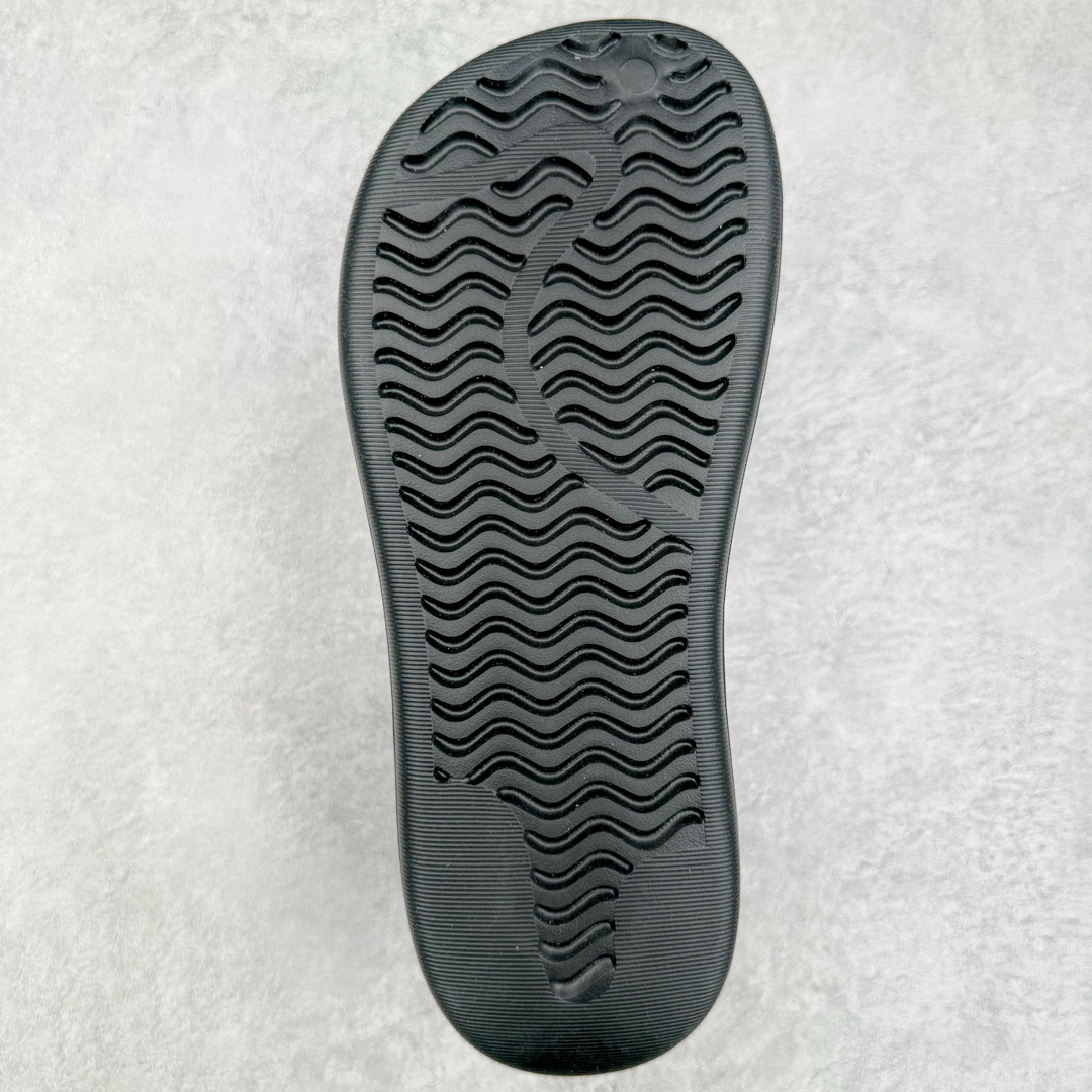 图片[9]-＃LJ渠道版 AD adiFOM Superstar MULE 贝壳头版一脚蹬半拖鸭掌鞋拖鞋 黑白 IG8277 重金购入原鞋及原档案磨具生产指令开发 鞋头部位凹凸有致 横向大面积波浪纹理 后跟Logo 凹凸明显 轮廓分明 描漆定位精准 公整无偏差不溢出 LOGO内侧钢印清晰工整 原厂磨具全鞋无多余毛边 同源公司EVA粒子环保塑料 原厂指令配方 无任何异味 弹性卡色均保持原鞋一致 匠心打造 鞋口弧度大小 鞋面色泽质感同步原鞋 LOGO内侧钢印清晰工整 中底部分带原厂钢印编号 原厂Ortholite欧斯莱鞋垫 区别掉渣海玻璃鞋垫 吸汗防臭的效果无法相提并论 原厂定制原标 同比ZP 符合人体设计 产品基于标志性 Superstar 鞋款轮廓的同时 利用可再生的甘蔗加工物材料制成一体式泡沫鞋身 无鞋带设计更加方便穿脱 点睛之笔在于标志性的三道杠出现在鞋子的两侧 鞋跟贴片上饰有品牌标志性的三叶草压花 偏小一码 尺码：35.5 36 36.5 37 38 38.5 39 40 40.5 41 42 42.5 43 44 44.5 45 46-选品中心