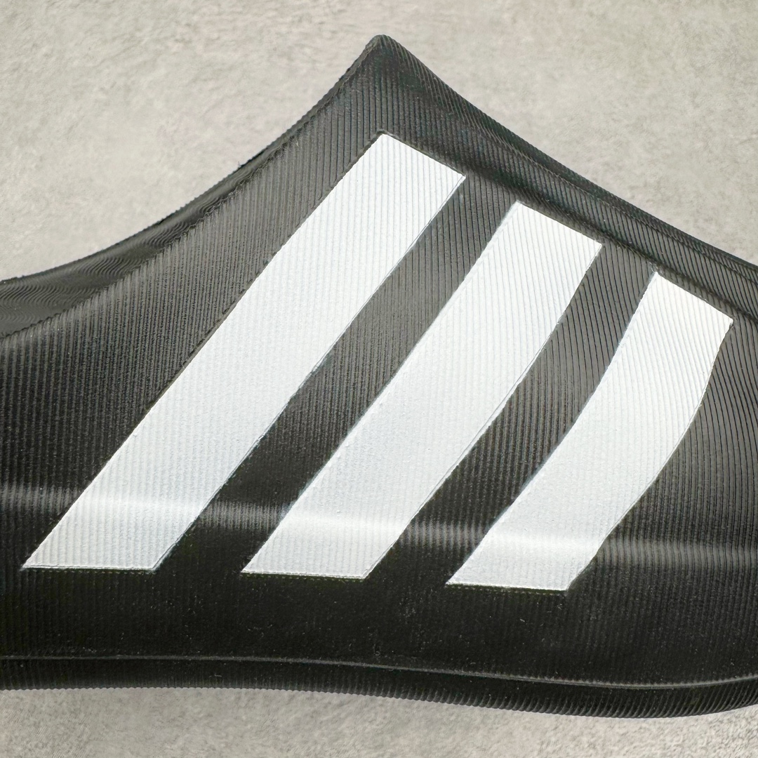 图片[12]-＃LJ渠道版 AD adiFOM Superstar MULE 贝壳头版一脚蹬半拖鸭掌鞋拖鞋 黑白 IG8277 重金购入原鞋及原档案磨具生产指令开发 鞋头部位凹凸有致 横向大面积波浪纹理 后跟Logo 凹凸明显 轮廓分明 描漆定位精准 公整无偏差不溢出 LOGO内侧钢印清晰工整 原厂磨具全鞋无多余毛边 同源公司EVA粒子环保塑料 原厂指令配方 无任何异味 弹性卡色均保持原鞋一致 匠心打造 鞋口弧度大小 鞋面色泽质感同步原鞋 LOGO内侧钢印清晰工整 中底部分带原厂钢印编号 原厂Ortholite欧斯莱鞋垫 区别掉渣海玻璃鞋垫 吸汗防臭的效果无法相提并论 原厂定制原标 同比ZP 符合人体设计 产品基于标志性 Superstar 鞋款轮廓的同时 利用可再生的甘蔗加工物材料制成一体式泡沫鞋身 无鞋带设计更加方便穿脱 点睛之笔在于标志性的三道杠出现在鞋子的两侧 鞋跟贴片上饰有品牌标志性的三叶草压花 偏小一码 尺码：35.5 36 36.5 37 38 38.5 39 40 40.5 41 42 42.5 43 44 44.5 45 46-选品中心