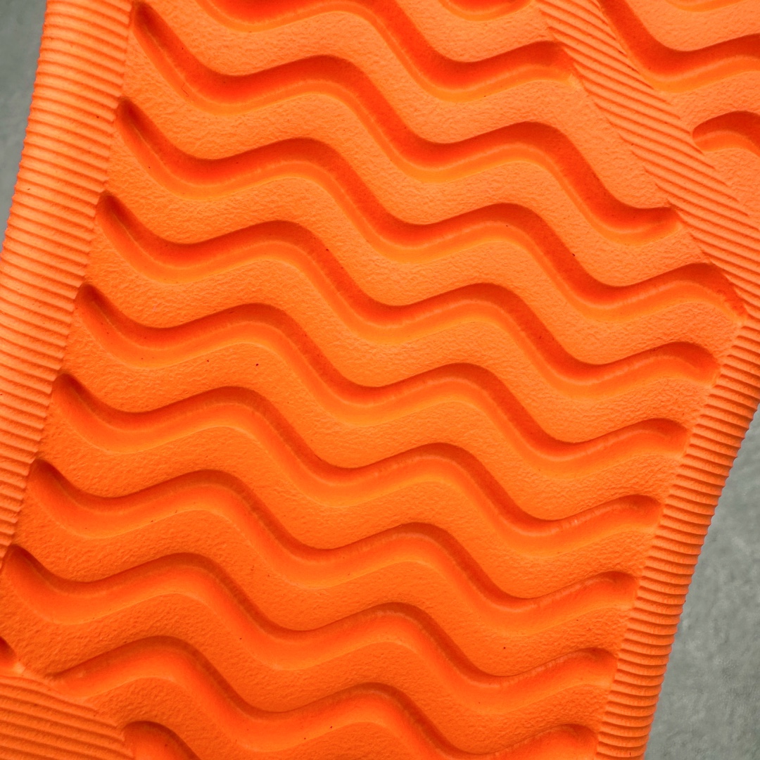 图片[10]-＃LJ渠道版 AD adiFOM Superstar MULE 贝壳头版一脚蹬半拖鸭掌鞋拖鞋 橙色 JP5686 重金购入原鞋及原档案磨具生产指令开发 鞋头部位凹凸有致 横向大面积波浪纹理 后跟Logo 凹凸明显 轮廓分明 描漆定位精准 公整无偏差不溢出 LOGO内侧钢印清晰工整 原厂磨具全鞋无多余毛边 同源公司EVA粒子环保塑料 原厂指令配方 无任何异味 弹性卡色均保持原鞋一致 匠心打造 鞋口弧度大小 鞋面色泽质感同步原鞋 LOGO内侧钢印清晰工整 中底部分带原厂钢印编号 原厂Ortholite欧斯莱鞋垫 区别掉渣海玻璃鞋垫 吸汗防臭的效果无法相提并论 原厂定制原标 同比ZP 符合人体设计 产品基于标志性 Superstar 鞋款轮廓的同时 利用可再生的甘蔗加工物材料制成一体式泡沫鞋身 无鞋带设计更加方便穿脱 点睛之笔在于标志性的三道杠出现在鞋子的两侧 鞋跟贴片上饰有品牌标志性的三叶草压花 偏小一码 尺码：35.5 36 36.5 37 38 38.5 39 40 40.5 41 42 42.5 43 44 44.5 45 46-选品中心