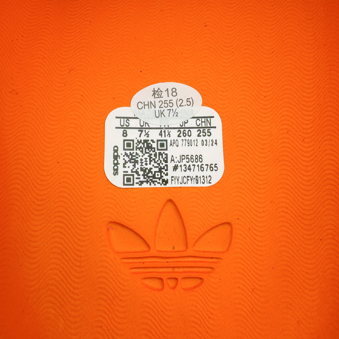 图片[13]-＃LJ渠道版 AD adiFOM Superstar MULE 贝壳头版一脚蹬半拖鸭掌鞋拖鞋 橙色 JP5686 重金购入原鞋及原档案磨具生产指令开发 鞋头部位凹凸有致 横向大面积波浪纹理 后跟Logo 凹凸明显 轮廓分明 描漆定位精准 公整无偏差不溢出 LOGO内侧钢印清晰工整 原厂磨具全鞋无多余毛边 同源公司EVA粒子环保塑料 原厂指令配方 无任何异味 弹性卡色均保持原鞋一致 匠心打造 鞋口弧度大小 鞋面色泽质感同步原鞋 LOGO内侧钢印清晰工整 中底部分带原厂钢印编号 原厂Ortholite欧斯莱鞋垫 区别掉渣海玻璃鞋垫 吸汗防臭的效果无法相提并论 原厂定制原标 同比ZP 符合人体设计 产品基于标志性 Superstar 鞋款轮廓的同时 利用可再生的甘蔗加工物材料制成一体式泡沫鞋身 无鞋带设计更加方便穿脱 点睛之笔在于标志性的三道杠出现在鞋子的两侧 鞋跟贴片上饰有品牌标志性的三叶草压花 偏小一码 尺码：35.5 36 36.5 37 38 38.5 39 40 40.5 41 42 42.5 43 44 44.5 45 46-选品中心
