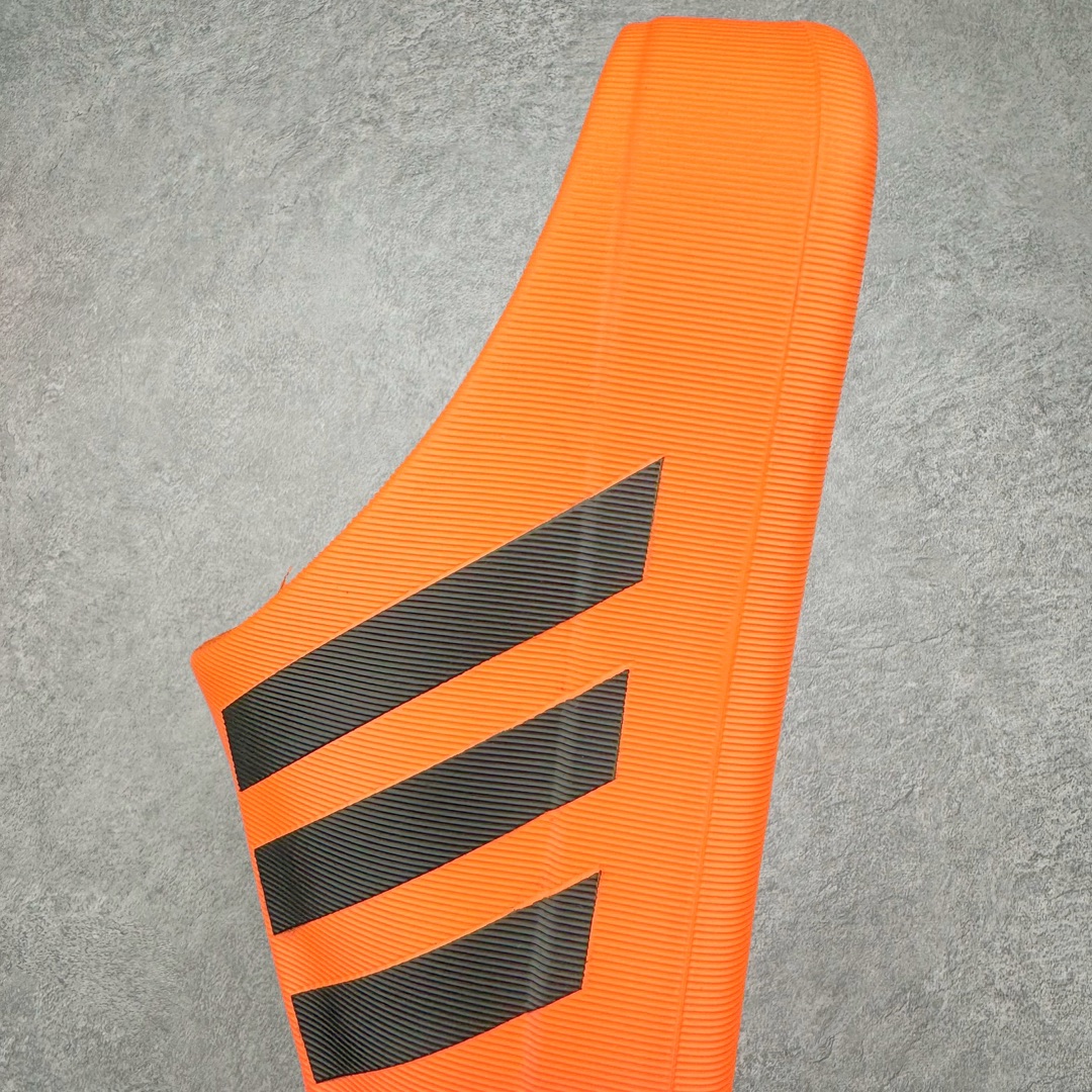 图片[7]-＃LJ渠道版 AD adiFOM Superstar MULE 贝壳头版一脚蹬半拖鸭掌鞋拖鞋 橙色 JP5686 重金购入原鞋及原档案磨具生产指令开发 鞋头部位凹凸有致 横向大面积波浪纹理 后跟Logo 凹凸明显 轮廓分明 描漆定位精准 公整无偏差不溢出 LOGO内侧钢印清晰工整 原厂磨具全鞋无多余毛边 同源公司EVA粒子环保塑料 原厂指令配方 无任何异味 弹性卡色均保持原鞋一致 匠心打造 鞋口弧度大小 鞋面色泽质感同步原鞋 LOGO内侧钢印清晰工整 中底部分带原厂钢印编号 原厂Ortholite欧斯莱鞋垫 区别掉渣海玻璃鞋垫 吸汗防臭的效果无法相提并论 原厂定制原标 同比ZP 符合人体设计 产品基于标志性 Superstar 鞋款轮廓的同时 利用可再生的甘蔗加工物材料制成一体式泡沫鞋身 无鞋带设计更加方便穿脱 点睛之笔在于标志性的三道杠出现在鞋子的两侧 鞋跟贴片上饰有品牌标志性的三叶草压花 偏小一码 尺码：35.5 36 36.5 37 38 38.5 39 40 40.5 41 42 42.5 43 44 44.5 45 46-选品中心