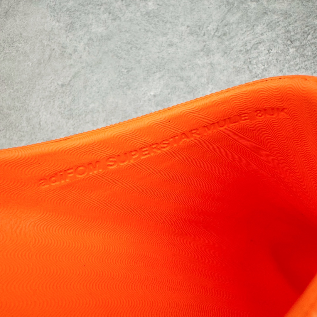 图片[14]-＃LJ渠道版 AD adiFOM Superstar MULE 贝壳头版一脚蹬半拖鸭掌鞋拖鞋 橙色 JP5686 重金购入原鞋及原档案磨具生产指令开发 鞋头部位凹凸有致 横向大面积波浪纹理 后跟Logo 凹凸明显 轮廓分明 描漆定位精准 公整无偏差不溢出 LOGO内侧钢印清晰工整 原厂磨具全鞋无多余毛边 同源公司EVA粒子环保塑料 原厂指令配方 无任何异味 弹性卡色均保持原鞋一致 匠心打造 鞋口弧度大小 鞋面色泽质感同步原鞋 LOGO内侧钢印清晰工整 中底部分带原厂钢印编号 原厂Ortholite欧斯莱鞋垫 区别掉渣海玻璃鞋垫 吸汗防臭的效果无法相提并论 原厂定制原标 同比ZP 符合人体设计 产品基于标志性 Superstar 鞋款轮廓的同时 利用可再生的甘蔗加工物材料制成一体式泡沫鞋身 无鞋带设计更加方便穿脱 点睛之笔在于标志性的三道杠出现在鞋子的两侧 鞋跟贴片上饰有品牌标志性的三叶草压花 偏小一码 尺码：35.5 36 36.5 37 38 38.5 39 40 40.5 41 42 42.5 43 44 44.5 45 46-选品中心