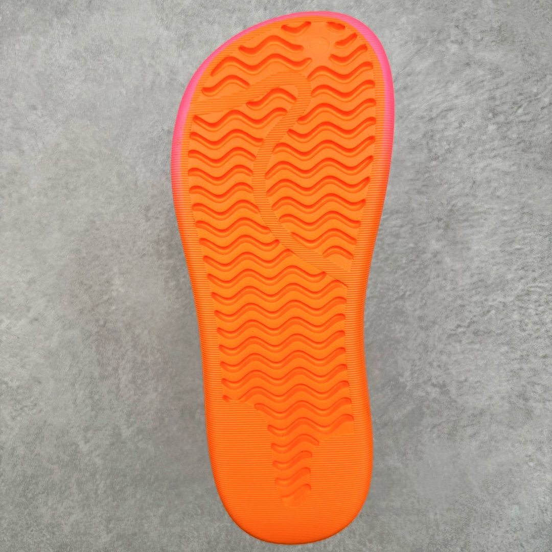 图片[9]-＃LJ渠道版 AD adiFOM Superstar MULE 贝壳头版一脚蹬半拖鸭掌鞋拖鞋 橙色 JP5686 重金购入原鞋及原档案磨具生产指令开发 鞋头部位凹凸有致 横向大面积波浪纹理 后跟Logo 凹凸明显 轮廓分明 描漆定位精准 公整无偏差不溢出 LOGO内侧钢印清晰工整 原厂磨具全鞋无多余毛边 同源公司EVA粒子环保塑料 原厂指令配方 无任何异味 弹性卡色均保持原鞋一致 匠心打造 鞋口弧度大小 鞋面色泽质感同步原鞋 LOGO内侧钢印清晰工整 中底部分带原厂钢印编号 原厂Ortholite欧斯莱鞋垫 区别掉渣海玻璃鞋垫 吸汗防臭的效果无法相提并论 原厂定制原标 同比ZP 符合人体设计 产品基于标志性 Superstar 鞋款轮廓的同时 利用可再生的甘蔗加工物材料制成一体式泡沫鞋身 无鞋带设计更加方便穿脱 点睛之笔在于标志性的三道杠出现在鞋子的两侧 鞋跟贴片上饰有品牌标志性的三叶草压花 偏小一码 尺码：35.5 36 36.5 37 38 38.5 39 40 40.5 41 42 42.5 43 44 44.5 45 46-选品中心