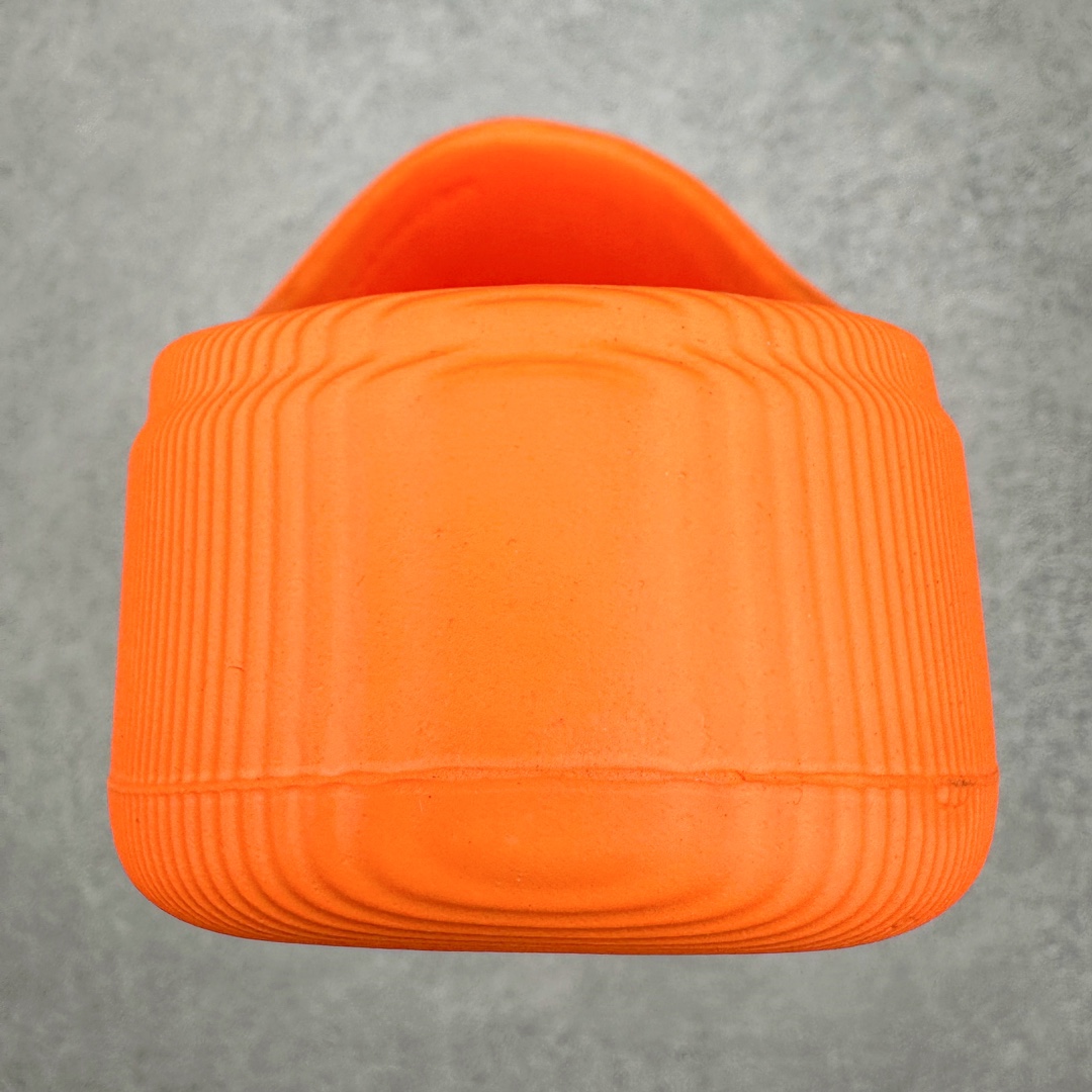 图片[8]-＃LJ渠道版 AD adiFOM Superstar MULE 贝壳头版一脚蹬半拖鸭掌鞋拖鞋 橙色 JP5686 重金购入原鞋及原档案磨具生产指令开发 鞋头部位凹凸有致 横向大面积波浪纹理 后跟Logo 凹凸明显 轮廓分明 描漆定位精准 公整无偏差不溢出 LOGO内侧钢印清晰工整 原厂磨具全鞋无多余毛边 同源公司EVA粒子环保塑料 原厂指令配方 无任何异味 弹性卡色均保持原鞋一致 匠心打造 鞋口弧度大小 鞋面色泽质感同步原鞋 LOGO内侧钢印清晰工整 中底部分带原厂钢印编号 原厂Ortholite欧斯莱鞋垫 区别掉渣海玻璃鞋垫 吸汗防臭的效果无法相提并论 原厂定制原标 同比ZP 符合人体设计 产品基于标志性 Superstar 鞋款轮廓的同时 利用可再生的甘蔗加工物材料制成一体式泡沫鞋身 无鞋带设计更加方便穿脱 点睛之笔在于标志性的三道杠出现在鞋子的两侧 鞋跟贴片上饰有品牌标志性的三叶草压花 偏小一码 尺码：35.5 36 36.5 37 38 38.5 39 40 40.5 41 42 42.5 43 44 44.5 45 46-选品中心