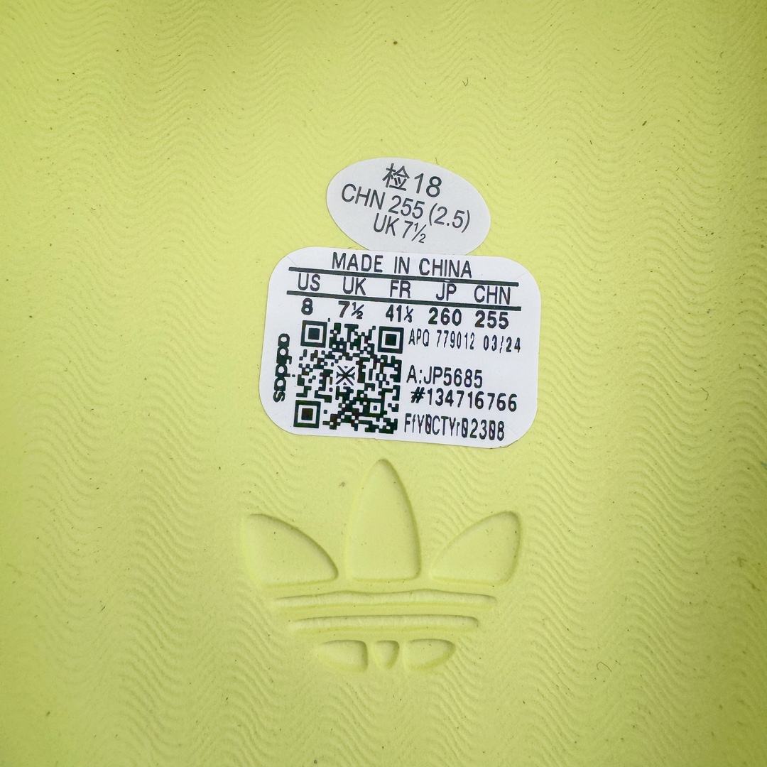图片[10]-＃LJ渠道版 AD adiFOM Superstar MULE 贝壳头版一脚蹬半拖鸭掌鞋拖鞋 黄蓝色 JP5685 重金购入原鞋及原档案磨具生产指令开发 鞋头部位凹凸有致 横向大面积波浪纹理 后跟Logo 凹凸明显 轮廓分明 描漆定位精准 公整无偏差不溢出 LOGO内侧钢印清晰工整 原厂磨具全鞋无多余毛边 同源公司EVA粒子环保塑料 原厂指令配方 无任何异味 弹性卡色均保持原鞋一致 匠心打造 鞋口弧度大小 鞋面色泽质感同步原鞋 LOGO内侧钢印清晰工整 中底部分带原厂钢印编号 原厂Ortholite欧斯莱鞋垫 区别掉渣海玻璃鞋垫 吸汗防臭的效果无法相提并论 原厂定制原标 同比ZP 符合人体设计 产品基于标志性 Superstar 鞋款轮廓的同时 利用可再生的甘蔗加工物材料制成一体式泡沫鞋身 无鞋带设计更加方便穿脱 点睛之笔在于标志性的三道杠出现在鞋子的两侧 鞋跟贴片上饰有品牌标志性的三叶草压花 偏小一码 尺码：35.5 36 36.5 37 38 38.5 39 40 40.5 41 42 42.5 43 44 44.5 45 46-选品中心