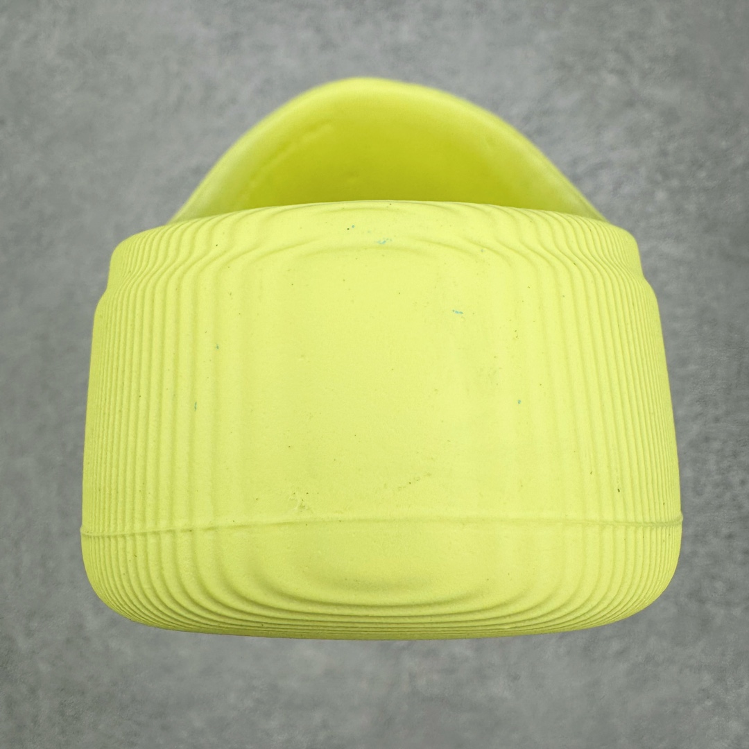 图片[8]-＃LJ渠道版 AD adiFOM Superstar MULE 贝壳头版一脚蹬半拖鸭掌鞋拖鞋 黄蓝色 JP5685 重金购入原鞋及原档案磨具生产指令开发 鞋头部位凹凸有致 横向大面积波浪纹理 后跟Logo 凹凸明显 轮廓分明 描漆定位精准 公整无偏差不溢出 LOGO内侧钢印清晰工整 原厂磨具全鞋无多余毛边 同源公司EVA粒子环保塑料 原厂指令配方 无任何异味 弹性卡色均保持原鞋一致 匠心打造 鞋口弧度大小 鞋面色泽质感同步原鞋 LOGO内侧钢印清晰工整 中底部分带原厂钢印编号 原厂Ortholite欧斯莱鞋垫 区别掉渣海玻璃鞋垫 吸汗防臭的效果无法相提并论 原厂定制原标 同比ZP 符合人体设计 产品基于标志性 Superstar 鞋款轮廓的同时 利用可再生的甘蔗加工物材料制成一体式泡沫鞋身 无鞋带设计更加方便穿脱 点睛之笔在于标志性的三道杠出现在鞋子的两侧 鞋跟贴片上饰有品牌标志性的三叶草压花 偏小一码 尺码：35.5 36 36.5 37 38 38.5 39 40 40.5 41 42 42.5 43 44 44.5 45 46-选品中心