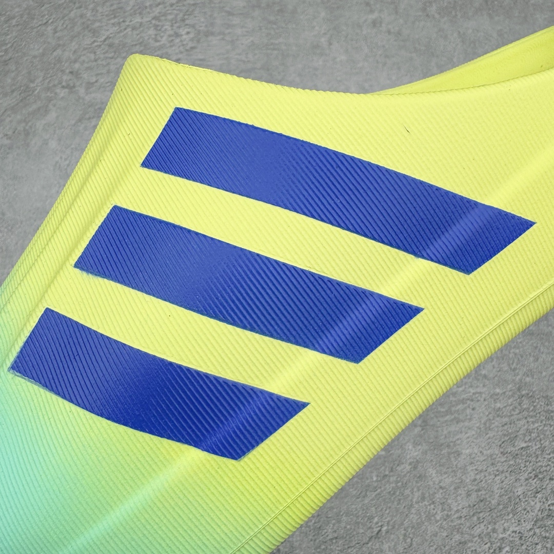 图片[12]-＃LJ渠道版 AD adiFOM Superstar MULE 贝壳头版一脚蹬半拖鸭掌鞋拖鞋 黄蓝色 JP5685 重金购入原鞋及原档案磨具生产指令开发 鞋头部位凹凸有致 横向大面积波浪纹理 后跟Logo 凹凸明显 轮廓分明 描漆定位精准 公整无偏差不溢出 LOGO内侧钢印清晰工整 原厂磨具全鞋无多余毛边 同源公司EVA粒子环保塑料 原厂指令配方 无任何异味 弹性卡色均保持原鞋一致 匠心打造 鞋口弧度大小 鞋面色泽质感同步原鞋 LOGO内侧钢印清晰工整 中底部分带原厂钢印编号 原厂Ortholite欧斯莱鞋垫 区别掉渣海玻璃鞋垫 吸汗防臭的效果无法相提并论 原厂定制原标 同比ZP 符合人体设计 产品基于标志性 Superstar 鞋款轮廓的同时 利用可再生的甘蔗加工物材料制成一体式泡沫鞋身 无鞋带设计更加方便穿脱 点睛之笔在于标志性的三道杠出现在鞋子的两侧 鞋跟贴片上饰有品牌标志性的三叶草压花 偏小一码 尺码：35.5 36 36.5 37 38 38.5 39 40 40.5 41 42 42.5 43 44 44.5 45 46-选品中心