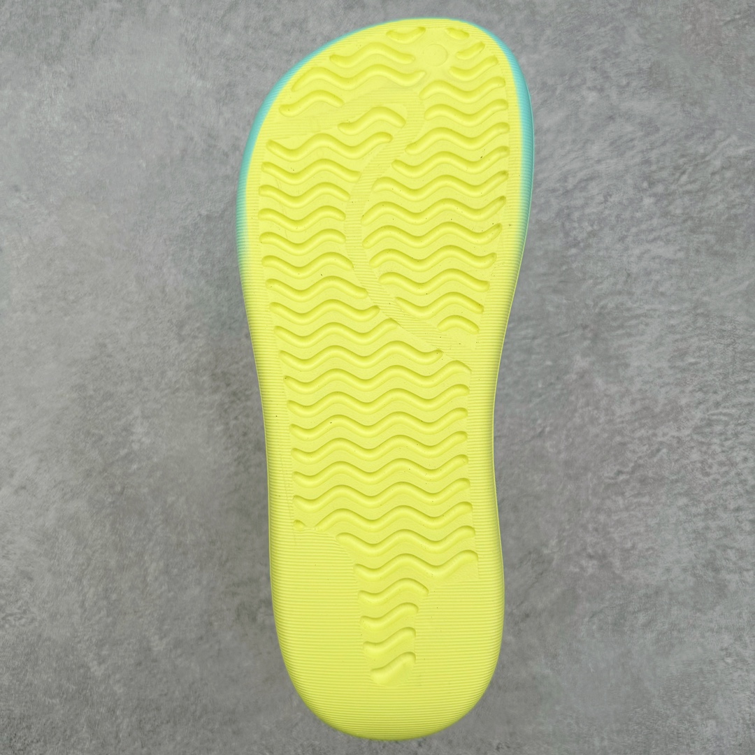 图片[9]-＃LJ渠道版 AD adiFOM Superstar MULE 贝壳头版一脚蹬半拖鸭掌鞋拖鞋 黄蓝色 JP5685 重金购入原鞋及原档案磨具生产指令开发 鞋头部位凹凸有致 横向大面积波浪纹理 后跟Logo 凹凸明显 轮廓分明 描漆定位精准 公整无偏差不溢出 LOGO内侧钢印清晰工整 原厂磨具全鞋无多余毛边 同源公司EVA粒子环保塑料 原厂指令配方 无任何异味 弹性卡色均保持原鞋一致 匠心打造 鞋口弧度大小 鞋面色泽质感同步原鞋 LOGO内侧钢印清晰工整 中底部分带原厂钢印编号 原厂Ortholite欧斯莱鞋垫 区别掉渣海玻璃鞋垫 吸汗防臭的效果无法相提并论 原厂定制原标 同比ZP 符合人体设计 产品基于标志性 Superstar 鞋款轮廓的同时 利用可再生的甘蔗加工物材料制成一体式泡沫鞋身 无鞋带设计更加方便穿脱 点睛之笔在于标志性的三道杠出现在鞋子的两侧 鞋跟贴片上饰有品牌标志性的三叶草压花 偏小一码 尺码：35.5 36 36.5 37 38 38.5 39 40 40.5 41 42 42.5 43 44 44.5 45 46-选品中心