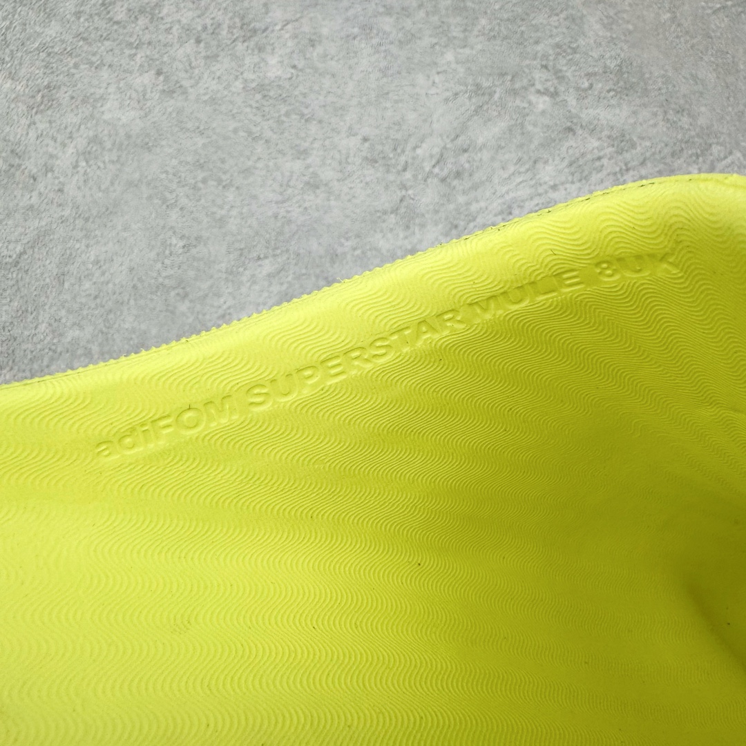 图片[11]-＃LJ渠道版 AD adiFOM Superstar MULE 贝壳头版一脚蹬半拖鸭掌鞋拖鞋 黄蓝色 JP5685 重金购入原鞋及原档案磨具生产指令开发 鞋头部位凹凸有致 横向大面积波浪纹理 后跟Logo 凹凸明显 轮廓分明 描漆定位精准 公整无偏差不溢出 LOGO内侧钢印清晰工整 原厂磨具全鞋无多余毛边 同源公司EVA粒子环保塑料 原厂指令配方 无任何异味 弹性卡色均保持原鞋一致 匠心打造 鞋口弧度大小 鞋面色泽质感同步原鞋 LOGO内侧钢印清晰工整 中底部分带原厂钢印编号 原厂Ortholite欧斯莱鞋垫 区别掉渣海玻璃鞋垫 吸汗防臭的效果无法相提并论 原厂定制原标 同比ZP 符合人体设计 产品基于标志性 Superstar 鞋款轮廓的同时 利用可再生的甘蔗加工物材料制成一体式泡沫鞋身 无鞋带设计更加方便穿脱 点睛之笔在于标志性的三道杠出现在鞋子的两侧 鞋跟贴片上饰有品牌标志性的三叶草压花 偏小一码 尺码：35.5 36 36.5 37 38 38.5 39 40 40.5 41 42 42.5 43 44 44.5 45 46-选品中心