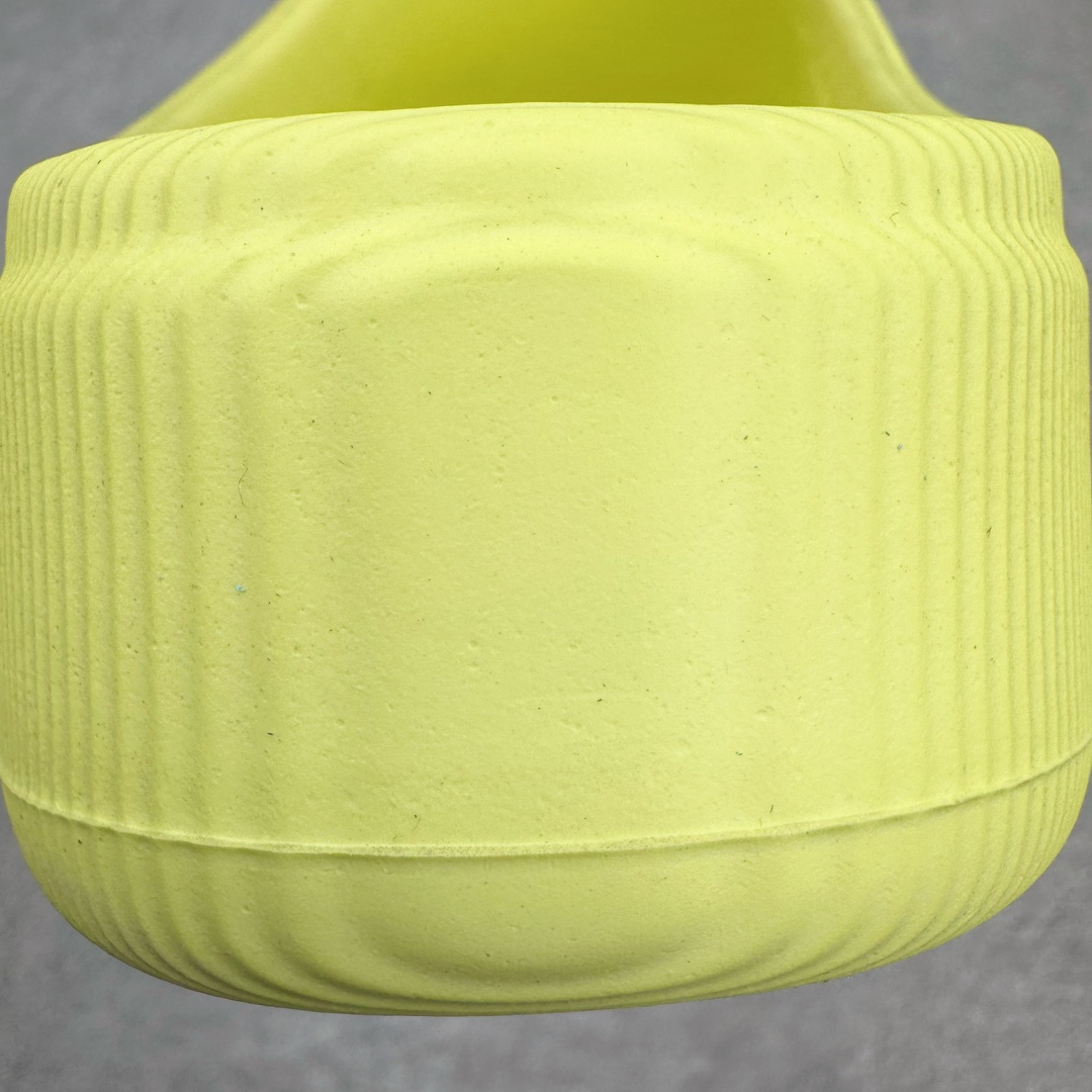 图片[13]-＃LJ渠道版 AD adiFOM Superstar MULE 贝壳头版一脚蹬半拖鸭掌鞋拖鞋 黄蓝色 JP5685 重金购入原鞋及原档案磨具生产指令开发 鞋头部位凹凸有致 横向大面积波浪纹理 后跟Logo 凹凸明显 轮廓分明 描漆定位精准 公整无偏差不溢出 LOGO内侧钢印清晰工整 原厂磨具全鞋无多余毛边 同源公司EVA粒子环保塑料 原厂指令配方 无任何异味 弹性卡色均保持原鞋一致 匠心打造 鞋口弧度大小 鞋面色泽质感同步原鞋 LOGO内侧钢印清晰工整 中底部分带原厂钢印编号 原厂Ortholite欧斯莱鞋垫 区别掉渣海玻璃鞋垫 吸汗防臭的效果无法相提并论 原厂定制原标 同比ZP 符合人体设计 产品基于标志性 Superstar 鞋款轮廓的同时 利用可再生的甘蔗加工物材料制成一体式泡沫鞋身 无鞋带设计更加方便穿脱 点睛之笔在于标志性的三道杠出现在鞋子的两侧 鞋跟贴片上饰有品牌标志性的三叶草压花 偏小一码 尺码：35.5 36 36.5 37 38 38.5 39 40 40.5 41 42 42.5 43 44 44.5 45 46-选品中心