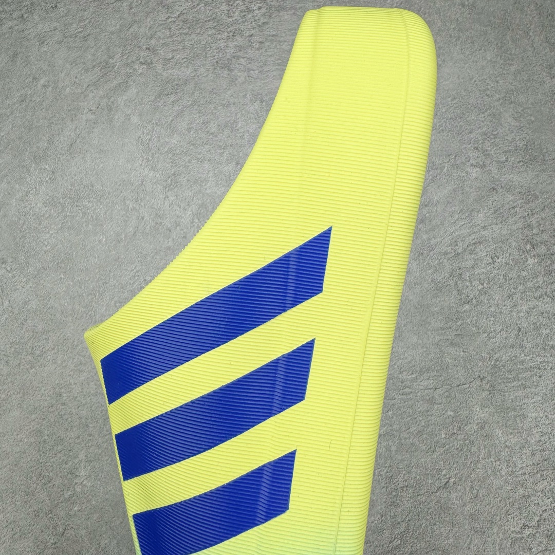 图片[7]-＃LJ渠道版 AD adiFOM Superstar MULE 贝壳头版一脚蹬半拖鸭掌鞋拖鞋 黄蓝色 JP5685 重金购入原鞋及原档案磨具生产指令开发 鞋头部位凹凸有致 横向大面积波浪纹理 后跟Logo 凹凸明显 轮廓分明 描漆定位精准 公整无偏差不溢出 LOGO内侧钢印清晰工整 原厂磨具全鞋无多余毛边 同源公司EVA粒子环保塑料 原厂指令配方 无任何异味 弹性卡色均保持原鞋一致 匠心打造 鞋口弧度大小 鞋面色泽质感同步原鞋 LOGO内侧钢印清晰工整 中底部分带原厂钢印编号 原厂Ortholite欧斯莱鞋垫 区别掉渣海玻璃鞋垫 吸汗防臭的效果无法相提并论 原厂定制原标 同比ZP 符合人体设计 产品基于标志性 Superstar 鞋款轮廓的同时 利用可再生的甘蔗加工物材料制成一体式泡沫鞋身 无鞋带设计更加方便穿脱 点睛之笔在于标志性的三道杠出现在鞋子的两侧 鞋跟贴片上饰有品牌标志性的三叶草压花 偏小一码 尺码：35.5 36 36.5 37 38 38.5 39 40 40.5 41 42 42.5 43 44 44.5 45 46-选品中心