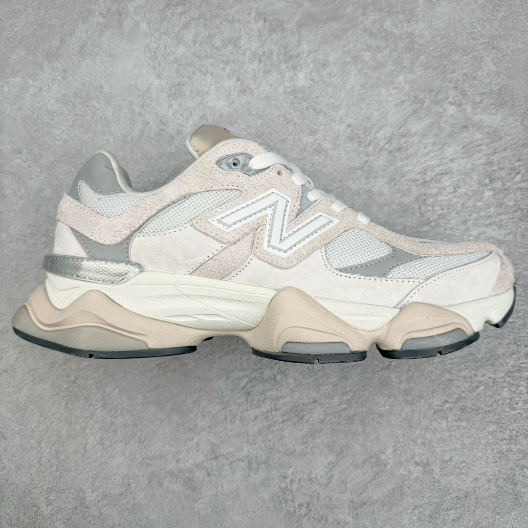 ＃纯原 New Balance NB9060 复古运动鞋 新百伦又带来了新鞋型 并且是与芝加哥街头品牌 Joe Freshgoods 的联名款 鞋身主体采用了类似 990 系列的设计风格 与传统复古慢跑鞋区别不大 最大的变化就是鞋底部分 在传统设计的中底外层 增加了多个分区的模块 圆润的线条设计与我们熟悉的 New Balance 风格截然不同 但与同样充满弧形线条的鞋面搭配，看起来毫无违和感 尺码：36-45-选品中心