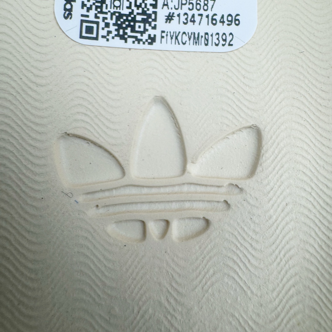 图片[12]-＃LJ渠道版 AD adiFOM Superstar MULE 贝壳头版一脚蹬半拖鸭掌鞋拖鞋 黄白黑 JP5687 重金购入原鞋及原档案磨具生产指令开发 鞋头部位凹凸有致 横向大面积波浪纹理 后跟Logo 凹凸明显 轮廓分明 描漆定位精准 公整无偏差不溢出 LOGO内侧钢印清晰工整 原厂磨具全鞋无多余毛边 同源公司EVA粒子环保塑料 原厂指令配方 无任何异味 弹性卡色均保持原鞋一致 匠心打造 鞋口弧度大小 鞋面色泽质感同步原鞋 LOGO内侧钢印清晰工整 中底部分带原厂钢印编号 原厂Ortholite欧斯莱鞋垫 区别掉渣海玻璃鞋垫 吸汗防臭的效果无法相提并论 原厂定制原标 同比ZP 符合人体设计 产品基于标志性 Superstar 鞋款轮廓的同时 利用可再生的甘蔗加工物材料制成一体式泡沫鞋身 无鞋带设计更加方便穿脱 点睛之笔在于标志性的三道杠出现在鞋子的两侧 鞋跟贴片上饰有品牌标志性的三叶草压花 偏小一码 尺码：35.5 36 36.5 37 38 38.5 39 40 40.5 41 42 42.5 43 44 44.5 45 46-选品中心