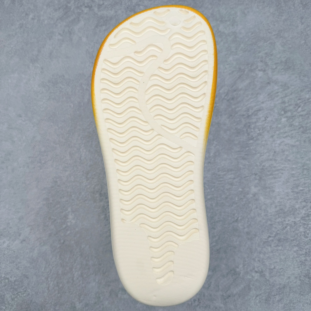 图片[9]-＃LJ渠道版 AD adiFOM Superstar MULE 贝壳头版一脚蹬半拖鸭掌鞋拖鞋 黄白黑 JP5687 重金购入原鞋及原档案磨具生产指令开发 鞋头部位凹凸有致 横向大面积波浪纹理 后跟Logo 凹凸明显 轮廓分明 描漆定位精准 公整无偏差不溢出 LOGO内侧钢印清晰工整 原厂磨具全鞋无多余毛边 同源公司EVA粒子环保塑料 原厂指令配方 无任何异味 弹性卡色均保持原鞋一致 匠心打造 鞋口弧度大小 鞋面色泽质感同步原鞋 LOGO内侧钢印清晰工整 中底部分带原厂钢印编号 原厂Ortholite欧斯莱鞋垫 区别掉渣海玻璃鞋垫 吸汗防臭的效果无法相提并论 原厂定制原标 同比ZP 符合人体设计 产品基于标志性 Superstar 鞋款轮廓的同时 利用可再生的甘蔗加工物材料制成一体式泡沫鞋身 无鞋带设计更加方便穿脱 点睛之笔在于标志性的三道杠出现在鞋子的两侧 鞋跟贴片上饰有品牌标志性的三叶草压花 偏小一码 尺码：35.5 36 36.5 37 38 38.5 39 40 40.5 41 42 42.5 43 44 44.5 45 46-选品中心