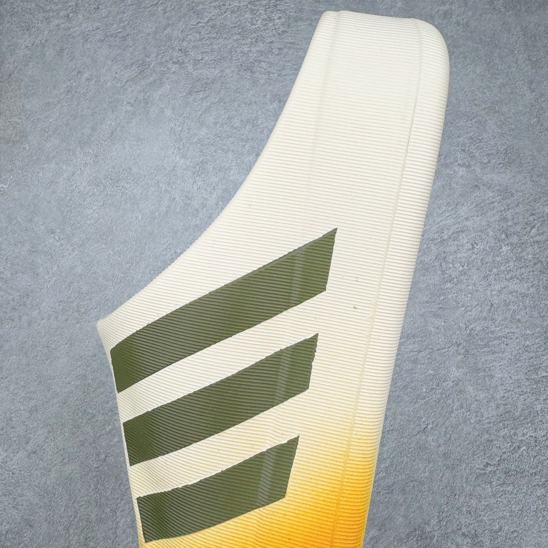 图片[7]-＃LJ渠道版 AD adiFOM Superstar MULE 贝壳头版一脚蹬半拖鸭掌鞋拖鞋 黄白黑 JP5687 重金购入原鞋及原档案磨具生产指令开发 鞋头部位凹凸有致 横向大面积波浪纹理 后跟Logo 凹凸明显 轮廓分明 描漆定位精准 公整无偏差不溢出 LOGO内侧钢印清晰工整 原厂磨具全鞋无多余毛边 同源公司EVA粒子环保塑料 原厂指令配方 无任何异味 弹性卡色均保持原鞋一致 匠心打造 鞋口弧度大小 鞋面色泽质感同步原鞋 LOGO内侧钢印清晰工整 中底部分带原厂钢印编号 原厂Ortholite欧斯莱鞋垫 区别掉渣海玻璃鞋垫 吸汗防臭的效果无法相提并论 原厂定制原标 同比ZP 符合人体设计 产品基于标志性 Superstar 鞋款轮廓的同时 利用可再生的甘蔗加工物材料制成一体式泡沫鞋身 无鞋带设计更加方便穿脱 点睛之笔在于标志性的三道杠出现在鞋子的两侧 鞋跟贴片上饰有品牌标志性的三叶草压花 偏小一码 尺码：35.5 36 36.5 37 38 38.5 39 40 40.5 41 42 42.5 43 44 44.5 45 46-选品中心