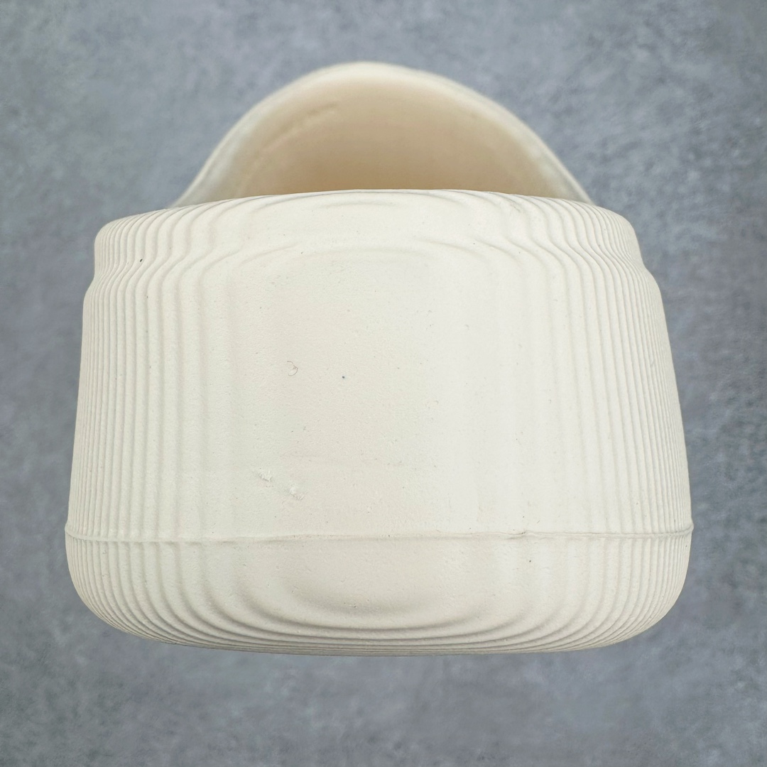 图片[8]-＃LJ渠道版 AD adiFOM Superstar MULE 贝壳头版一脚蹬半拖鸭掌鞋拖鞋 黄白黑 JP5687 重金购入原鞋及原档案磨具生产指令开发 鞋头部位凹凸有致 横向大面积波浪纹理 后跟Logo 凹凸明显 轮廓分明 描漆定位精准 公整无偏差不溢出 LOGO内侧钢印清晰工整 原厂磨具全鞋无多余毛边 同源公司EVA粒子环保塑料 原厂指令配方 无任何异味 弹性卡色均保持原鞋一致 匠心打造 鞋口弧度大小 鞋面色泽质感同步原鞋 LOGO内侧钢印清晰工整 中底部分带原厂钢印编号 原厂Ortholite欧斯莱鞋垫 区别掉渣海玻璃鞋垫 吸汗防臭的效果无法相提并论 原厂定制原标 同比ZP 符合人体设计 产品基于标志性 Superstar 鞋款轮廓的同时 利用可再生的甘蔗加工物材料制成一体式泡沫鞋身 无鞋带设计更加方便穿脱 点睛之笔在于标志性的三道杠出现在鞋子的两侧 鞋跟贴片上饰有品牌标志性的三叶草压花 偏小一码 尺码：35.5 36 36.5 37 38 38.5 39 40 40.5 41 42 42.5 43 44 44.5 45 46-选品中心