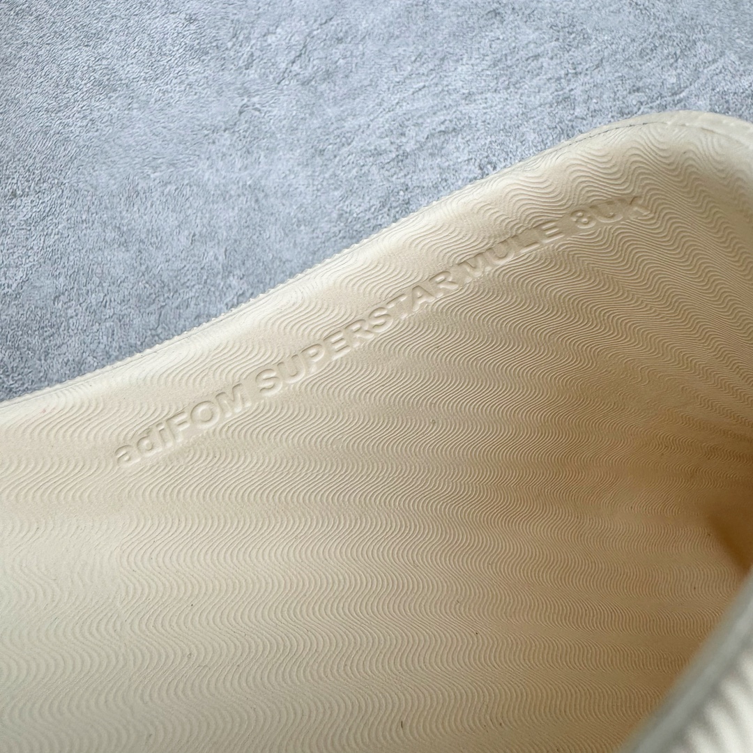 图片[14]-＃LJ渠道版 AD adiFOM Superstar MULE 贝壳头版一脚蹬半拖鸭掌鞋拖鞋 黄白黑 JP5687 重金购入原鞋及原档案磨具生产指令开发 鞋头部位凹凸有致 横向大面积波浪纹理 后跟Logo 凹凸明显 轮廓分明 描漆定位精准 公整无偏差不溢出 LOGO内侧钢印清晰工整 原厂磨具全鞋无多余毛边 同源公司EVA粒子环保塑料 原厂指令配方 无任何异味 弹性卡色均保持原鞋一致 匠心打造 鞋口弧度大小 鞋面色泽质感同步原鞋 LOGO内侧钢印清晰工整 中底部分带原厂钢印编号 原厂Ortholite欧斯莱鞋垫 区别掉渣海玻璃鞋垫 吸汗防臭的效果无法相提并论 原厂定制原标 同比ZP 符合人体设计 产品基于标志性 Superstar 鞋款轮廓的同时 利用可再生的甘蔗加工物材料制成一体式泡沫鞋身 无鞋带设计更加方便穿脱 点睛之笔在于标志性的三道杠出现在鞋子的两侧 鞋跟贴片上饰有品牌标志性的三叶草压花 偏小一码 尺码：35.5 36 36.5 37 38 38.5 39 40 40.5 41 42 42.5 43 44 44.5 45 46-选品中心