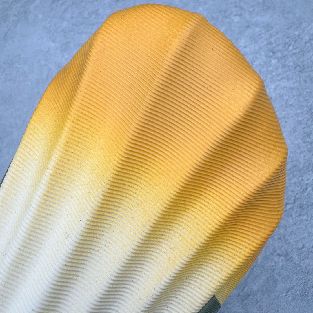 图片[11]-＃LJ渠道版 AD adiFOM Superstar MULE 贝壳头版一脚蹬半拖鸭掌鞋拖鞋 黄白黑 JP5687 重金购入原鞋及原档案磨具生产指令开发 鞋头部位凹凸有致 横向大面积波浪纹理 后跟Logo 凹凸明显 轮廓分明 描漆定位精准 公整无偏差不溢出 LOGO内侧钢印清晰工整 原厂磨具全鞋无多余毛边 同源公司EVA粒子环保塑料 原厂指令配方 无任何异味 弹性卡色均保持原鞋一致 匠心打造 鞋口弧度大小 鞋面色泽质感同步原鞋 LOGO内侧钢印清晰工整 中底部分带原厂钢印编号 原厂Ortholite欧斯莱鞋垫 区别掉渣海玻璃鞋垫 吸汗防臭的效果无法相提并论 原厂定制原标 同比ZP 符合人体设计 产品基于标志性 Superstar 鞋款轮廓的同时 利用可再生的甘蔗加工物材料制成一体式泡沫鞋身 无鞋带设计更加方便穿脱 点睛之笔在于标志性的三道杠出现在鞋子的两侧 鞋跟贴片上饰有品牌标志性的三叶草压花 偏小一码 尺码：35.5 36 36.5 37 38 38.5 39 40 40.5 41 42 42.5 43 44 44.5 45 46-选品中心