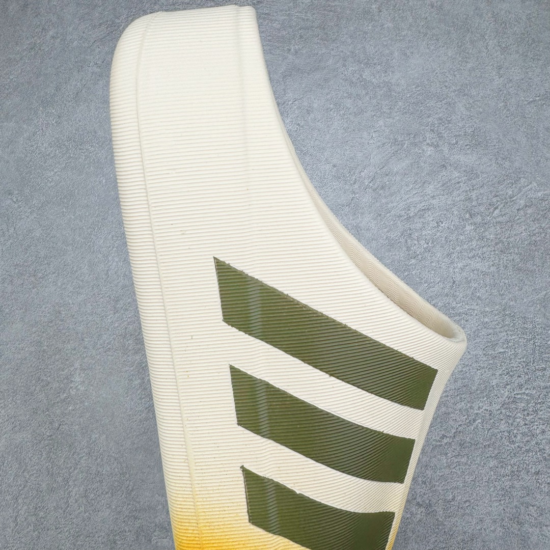 图片[6]-＃LJ渠道版 AD adiFOM Superstar MULE 贝壳头版一脚蹬半拖鸭掌鞋拖鞋 黄白黑 JP5687 重金购入原鞋及原档案磨具生产指令开发 鞋头部位凹凸有致 横向大面积波浪纹理 后跟Logo 凹凸明显 轮廓分明 描漆定位精准 公整无偏差不溢出 LOGO内侧钢印清晰工整 原厂磨具全鞋无多余毛边 同源公司EVA粒子环保塑料 原厂指令配方 无任何异味 弹性卡色均保持原鞋一致 匠心打造 鞋口弧度大小 鞋面色泽质感同步原鞋 LOGO内侧钢印清晰工整 中底部分带原厂钢印编号 原厂Ortholite欧斯莱鞋垫 区别掉渣海玻璃鞋垫 吸汗防臭的效果无法相提并论 原厂定制原标 同比ZP 符合人体设计 产品基于标志性 Superstar 鞋款轮廓的同时 利用可再生的甘蔗加工物材料制成一体式泡沫鞋身 无鞋带设计更加方便穿脱 点睛之笔在于标志性的三道杠出现在鞋子的两侧 鞋跟贴片上饰有品牌标志性的三叶草压花 偏小一码 尺码：35.5 36 36.5 37 38 38.5 39 40 40.5 41 42 42.5 43 44 44.5 45 46-选品中心