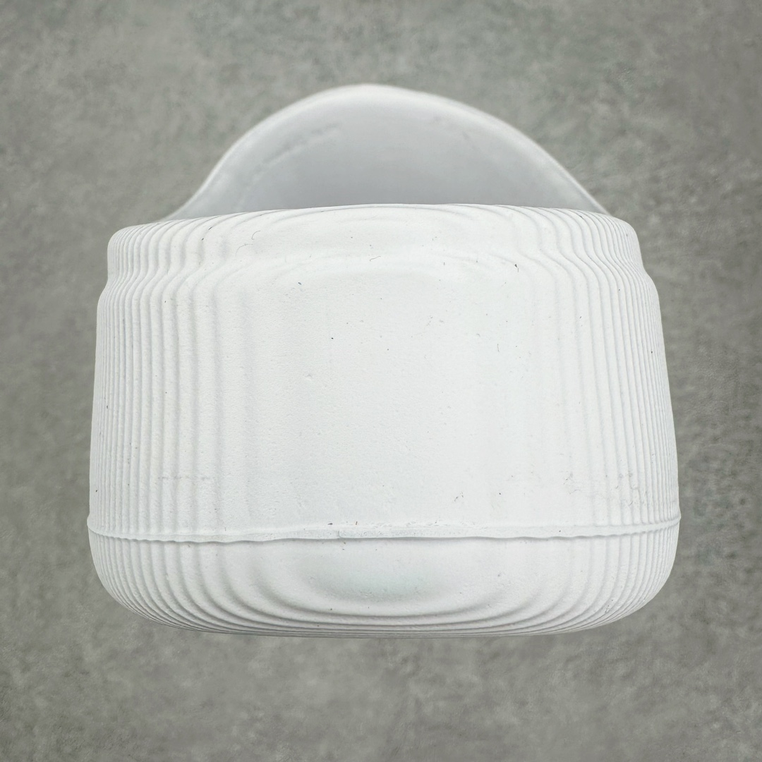 图片[8]-＃LJ渠道版 AD adiFOM Superstar MULE 贝壳头版一脚蹬半拖鸭掌鞋拖鞋 白黑 IF6184 重金购入原鞋及原档案磨具生产指令开发 鞋头部位凹凸有致 横向大面积波浪纹理 后跟Logo 凹凸明显 轮廓分明 描漆定位精准 公整无偏差不溢出 LOGO内侧钢印清晰工整 原厂磨具全鞋无多余毛边 同源公司EVA粒子环保塑料 原厂指令配方 无任何异味 弹性卡色均保持原鞋一致 匠心打造 鞋口弧度大小 鞋面色泽质感同步原鞋 LOGO内侧钢印清晰工整 中底部分带原厂钢印编号 原厂Ortholite欧斯莱鞋垫 区别掉渣海玻璃鞋垫 吸汗防臭的效果无法相提并论 原厂定制原标 同比ZP 符合人体设计 产品基于标志性 Superstar 鞋款轮廓的同时 利用可再生的甘蔗加工物材料制成一体式泡沫鞋身 无鞋带设计更加方便穿脱 点睛之笔在于标志性的三道杠出现在鞋子的两侧 鞋跟贴片上饰有品牌标志性的三叶草压花 偏小一码 尺码：35.5 36 36.5 37 38 38.5 39 40 40.5 41 42 42.5 43 44 44.5 45 46-选品中心