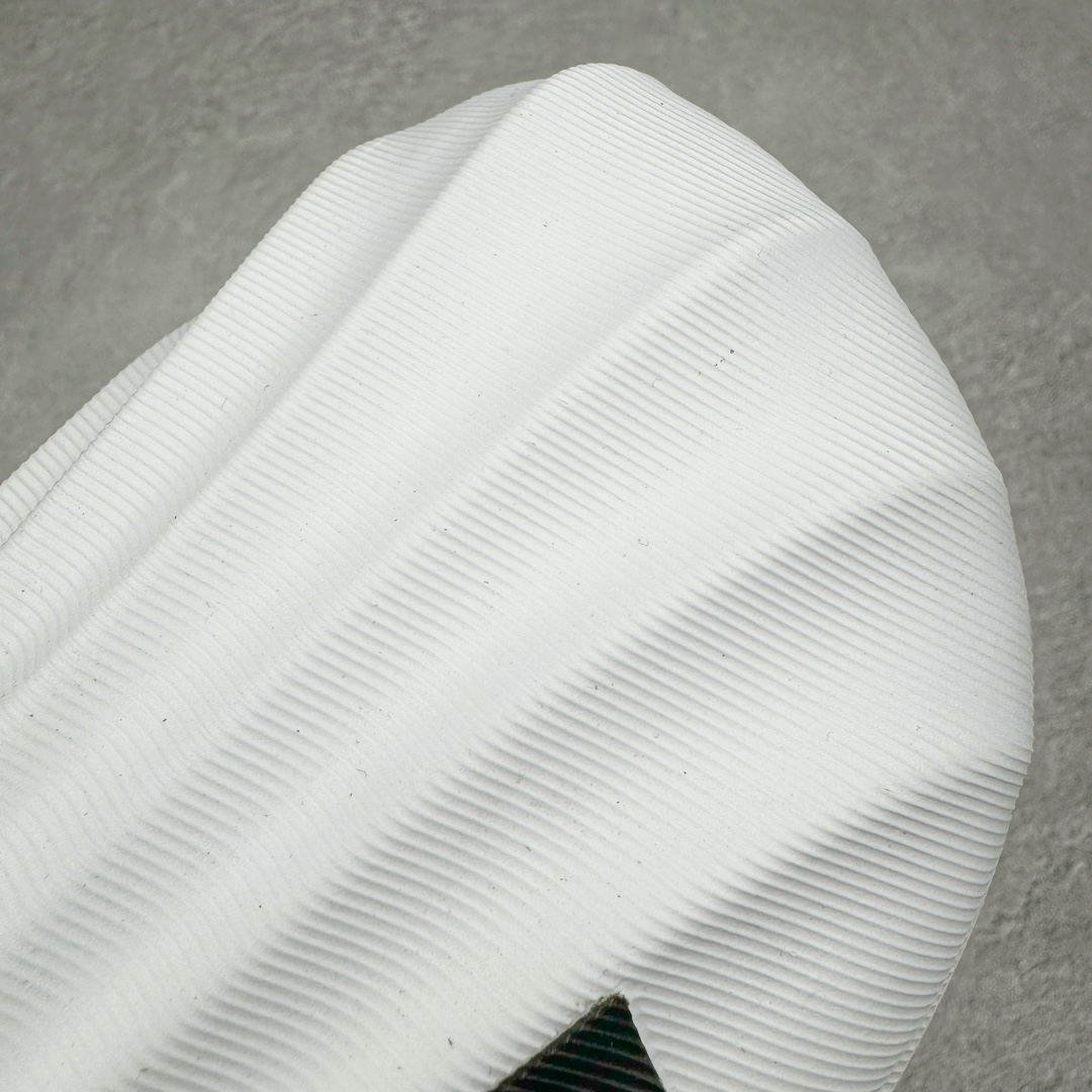 图片[11]-＃LJ渠道版 AD adiFOM Superstar MULE 贝壳头版一脚蹬半拖鸭掌鞋拖鞋 白黑 IF6184 重金购入原鞋及原档案磨具生产指令开发 鞋头部位凹凸有致 横向大面积波浪纹理 后跟Logo 凹凸明显 轮廓分明 描漆定位精准 公整无偏差不溢出 LOGO内侧钢印清晰工整 原厂磨具全鞋无多余毛边 同源公司EVA粒子环保塑料 原厂指令配方 无任何异味 弹性卡色均保持原鞋一致 匠心打造 鞋口弧度大小 鞋面色泽质感同步原鞋 LOGO内侧钢印清晰工整 中底部分带原厂钢印编号 原厂Ortholite欧斯莱鞋垫 区别掉渣海玻璃鞋垫 吸汗防臭的效果无法相提并论 原厂定制原标 同比ZP 符合人体设计 产品基于标志性 Superstar 鞋款轮廓的同时 利用可再生的甘蔗加工物材料制成一体式泡沫鞋身 无鞋带设计更加方便穿脱 点睛之笔在于标志性的三道杠出现在鞋子的两侧 鞋跟贴片上饰有品牌标志性的三叶草压花 偏小一码 尺码：35.5 36 36.5 37 38 38.5 39 40 40.5 41 42 42.5 43 44 44.5 45 46-选品中心