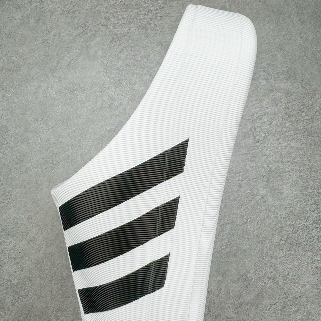 图片[7]-＃LJ渠道版 AD adiFOM Superstar MULE 贝壳头版一脚蹬半拖鸭掌鞋拖鞋 白黑 IF6184 重金购入原鞋及原档案磨具生产指令开发 鞋头部位凹凸有致 横向大面积波浪纹理 后跟Logo 凹凸明显 轮廓分明 描漆定位精准 公整无偏差不溢出 LOGO内侧钢印清晰工整 原厂磨具全鞋无多余毛边 同源公司EVA粒子环保塑料 原厂指令配方 无任何异味 弹性卡色均保持原鞋一致 匠心打造 鞋口弧度大小 鞋面色泽质感同步原鞋 LOGO内侧钢印清晰工整 中底部分带原厂钢印编号 原厂Ortholite欧斯莱鞋垫 区别掉渣海玻璃鞋垫 吸汗防臭的效果无法相提并论 原厂定制原标 同比ZP 符合人体设计 产品基于标志性 Superstar 鞋款轮廓的同时 利用可再生的甘蔗加工物材料制成一体式泡沫鞋身 无鞋带设计更加方便穿脱 点睛之笔在于标志性的三道杠出现在鞋子的两侧 鞋跟贴片上饰有品牌标志性的三叶草压花 偏小一码 尺码：35.5 36 36.5 37 38 38.5 39 40 40.5 41 42 42.5 43 44 44.5 45 46-选品中心