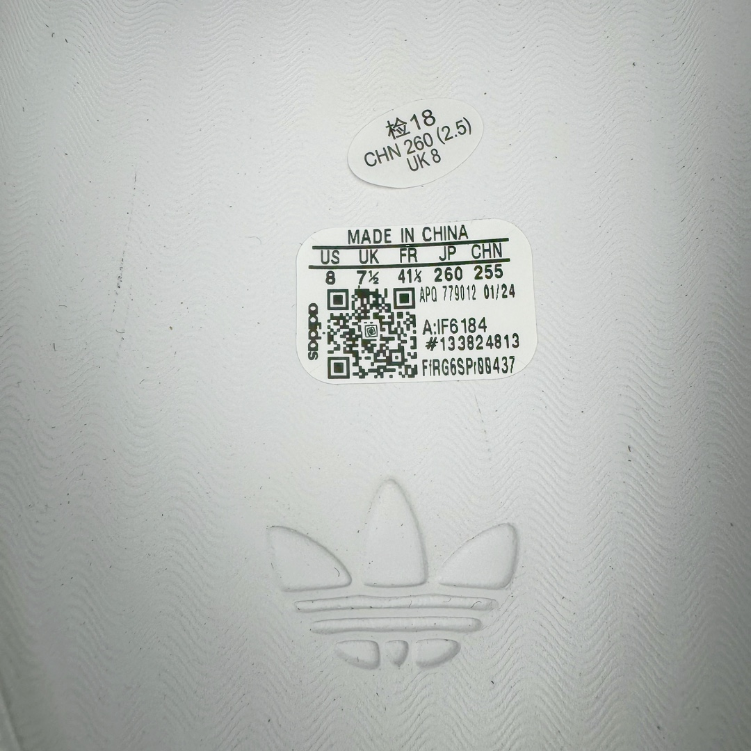 图片[12]-＃LJ渠道版 AD adiFOM Superstar MULE 贝壳头版一脚蹬半拖鸭掌鞋拖鞋 白黑 IF6184 重金购入原鞋及原档案磨具生产指令开发 鞋头部位凹凸有致 横向大面积波浪纹理 后跟Logo 凹凸明显 轮廓分明 描漆定位精准 公整无偏差不溢出 LOGO内侧钢印清晰工整 原厂磨具全鞋无多余毛边 同源公司EVA粒子环保塑料 原厂指令配方 无任何异味 弹性卡色均保持原鞋一致 匠心打造 鞋口弧度大小 鞋面色泽质感同步原鞋 LOGO内侧钢印清晰工整 中底部分带原厂钢印编号 原厂Ortholite欧斯莱鞋垫 区别掉渣海玻璃鞋垫 吸汗防臭的效果无法相提并论 原厂定制原标 同比ZP 符合人体设计 产品基于标志性 Superstar 鞋款轮廓的同时 利用可再生的甘蔗加工物材料制成一体式泡沫鞋身 无鞋带设计更加方便穿脱 点睛之笔在于标志性的三道杠出现在鞋子的两侧 鞋跟贴片上饰有品牌标志性的三叶草压花 偏小一码 尺码：35.5 36 36.5 37 38 38.5 39 40 40.5 41 42 42.5 43 44 44.5 45 46-选品中心