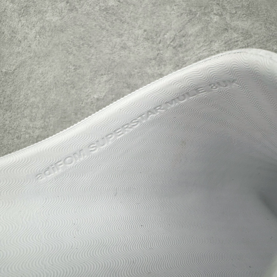 图片[13]-＃LJ渠道版 AD adiFOM Superstar MULE 贝壳头版一脚蹬半拖鸭掌鞋拖鞋 白黑 IF6184 重金购入原鞋及原档案磨具生产指令开发 鞋头部位凹凸有致 横向大面积波浪纹理 后跟Logo 凹凸明显 轮廓分明 描漆定位精准 公整无偏差不溢出 LOGO内侧钢印清晰工整 原厂磨具全鞋无多余毛边 同源公司EVA粒子环保塑料 原厂指令配方 无任何异味 弹性卡色均保持原鞋一致 匠心打造 鞋口弧度大小 鞋面色泽质感同步原鞋 LOGO内侧钢印清晰工整 中底部分带原厂钢印编号 原厂Ortholite欧斯莱鞋垫 区别掉渣海玻璃鞋垫 吸汗防臭的效果无法相提并论 原厂定制原标 同比ZP 符合人体设计 产品基于标志性 Superstar 鞋款轮廓的同时 利用可再生的甘蔗加工物材料制成一体式泡沫鞋身 无鞋带设计更加方便穿脱 点睛之笔在于标志性的三道杠出现在鞋子的两侧 鞋跟贴片上饰有品牌标志性的三叶草压花 偏小一码 尺码：35.5 36 36.5 37 38 38.5 39 40 40.5 41 42 42.5 43 44 44.5 45 46-选品中心