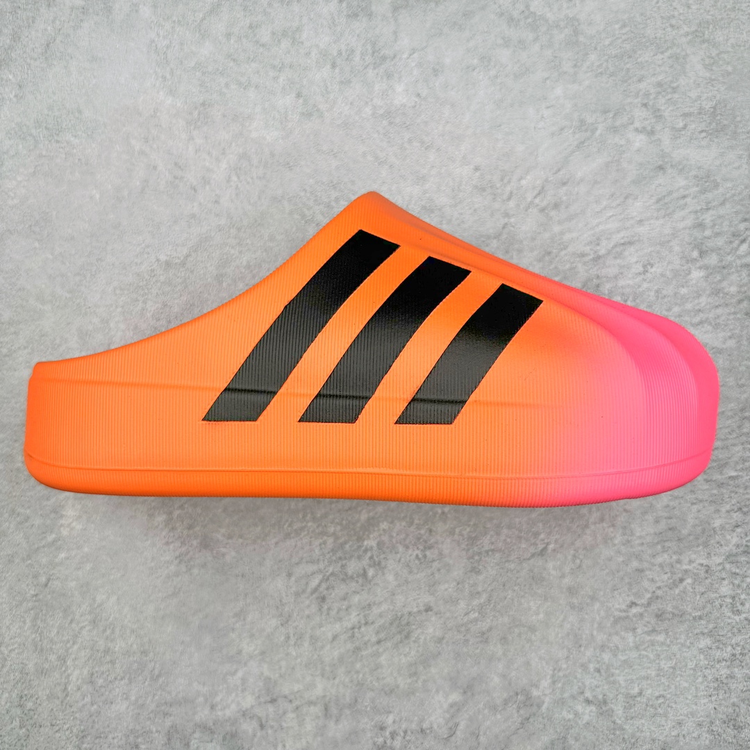 图片[2]-＃LJ渠道版 AD adiFOM Superstar MULE 贝壳头版一脚蹬半拖鸭掌鞋拖鞋 重金购入原鞋及原档案磨具生产指令开发 鞋头部位凹凸有致 横向大面积波浪纹理 后跟Logo 凹凸明显 轮廓分明 描漆定位精准 公整无偏差不溢出 LOGO内侧钢印清晰工整 原厂磨具全鞋无多余毛边 同源公司EVA粒子环保塑料 原厂指令配方 无任何异味 弹性卡色均保持原鞋一致 匠心打造 鞋口弧度大小 鞋面色泽质感同步原鞋 LOGO内侧钢印清晰工整 中底部分带原厂钢印编号 原厂Ortholite欧斯莱鞋垫 区别掉渣海玻璃鞋垫 吸汗防臭的效果无法相提并论 原厂定制原标 同比ZP 符合人体设计 产品基于标志性 Superstar 鞋款轮廓的同时 利用可再生的甘蔗加工物材料制成一体式泡沫鞋身 无鞋带设计更加方便穿脱 点睛之笔在于标志性的三道杠出现在鞋子的两侧 鞋跟贴片上饰有品牌标志性的三叶草压花 偏小一码 尺码：35.5 36 36.5 37 38 38.5 39 40 40.5 41 42 42.5 43 44 44.5 45 46-选品中心