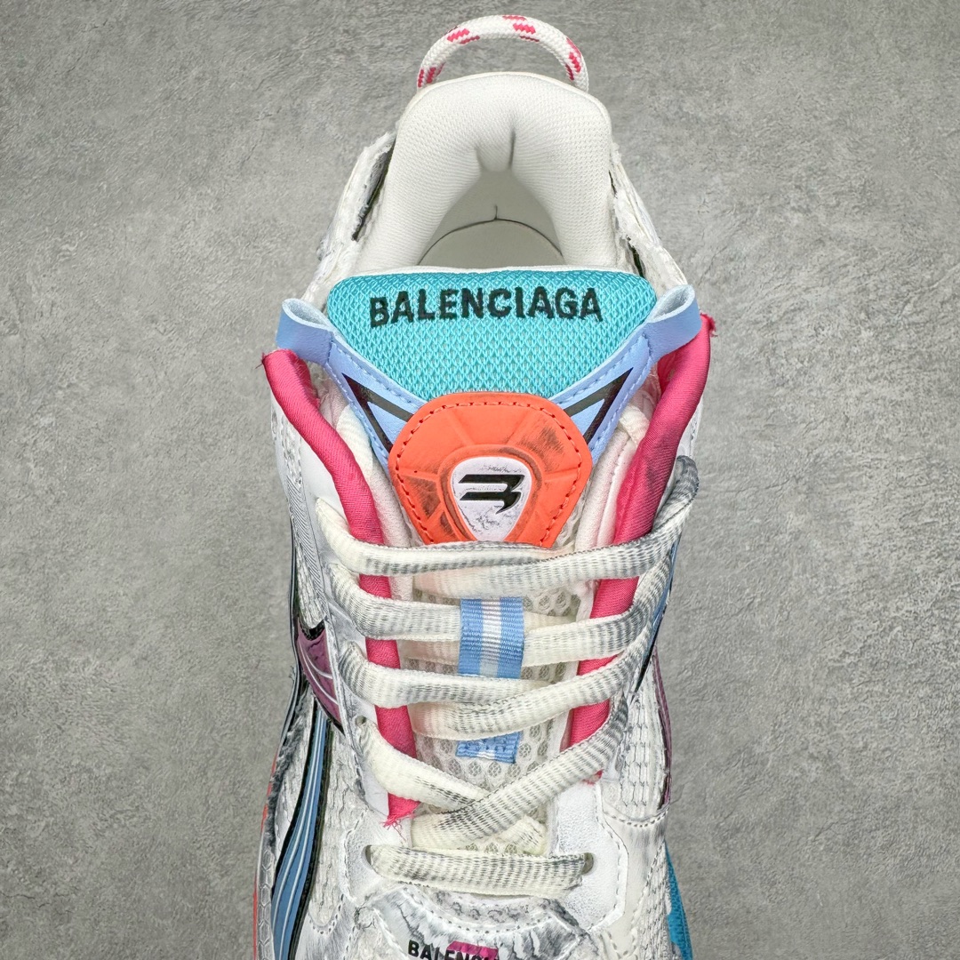 图片[5]-零售💰530 ＃VG零售版 BALENCIAGA Runner Sneaker 巴黎世家七代慢跑系列低帮复古野跑潮流运动鞋老爹鞋 尼龙和网布材质 磨损效果 鞋头边缘印有尺码 背面浮印尺码 外侧印有跑者徽标 鞋舌刺绣 Balenciaga 品牌标识 鞋跟背面 Balenciaga品牌标识 材质采用65%聚氨酯、35%聚酯纤维 全新 Runner 鞋型轮廓借鉴于 2000 年初的复古线条 搭载大网眼面料制成鞋面基础，由粉色、白色尼龍与橡胶质地覆盖鞋面诠释线条感 当中透过几道手缝线与折损痕更是精准的掌握历经时间淬炼的破旧痕迹 延续其手法至鞋领、鞋跟、鞋带、中底等部分均饰有破损及脏污之貌 尤其是鞋领处与鞋带孔眼条更是采用不规则做旧技术将内容物泡棉随机露出 尺码：35 36 37 38 39 40 41 42 43 44 45 46 编码：by5936030-运动鞋