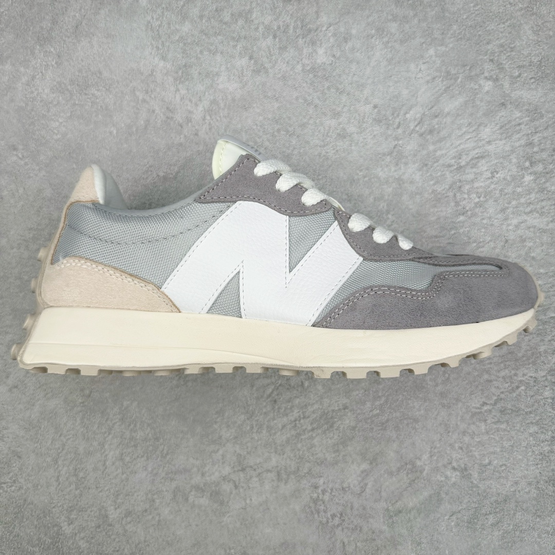 零售💰210 New Balance MS327 NB新百伦系列复古休闲运动慢跑鞋 #以更纯粹的复古风格设计打造的全新造型 侧身还以解构设计 将 N 字标志以做旧压花样式呈现 样式别具新意 而麂皮、冲孔皮革的塑造 则呈现出高级怀旧气质 也让鞋款在奢华时装风格与运动氛围之间达到了平衡 鞋身采用尼龙及猪巴革麂皮物料拼接构成 中底高弹PU材质及满丁防滑橡胶外底 尺码：36 37 37.5 38 38.5 39.5 40 40.5 41.5 42 42.5 43 44 45 编码：Hby2936010-运动鞋