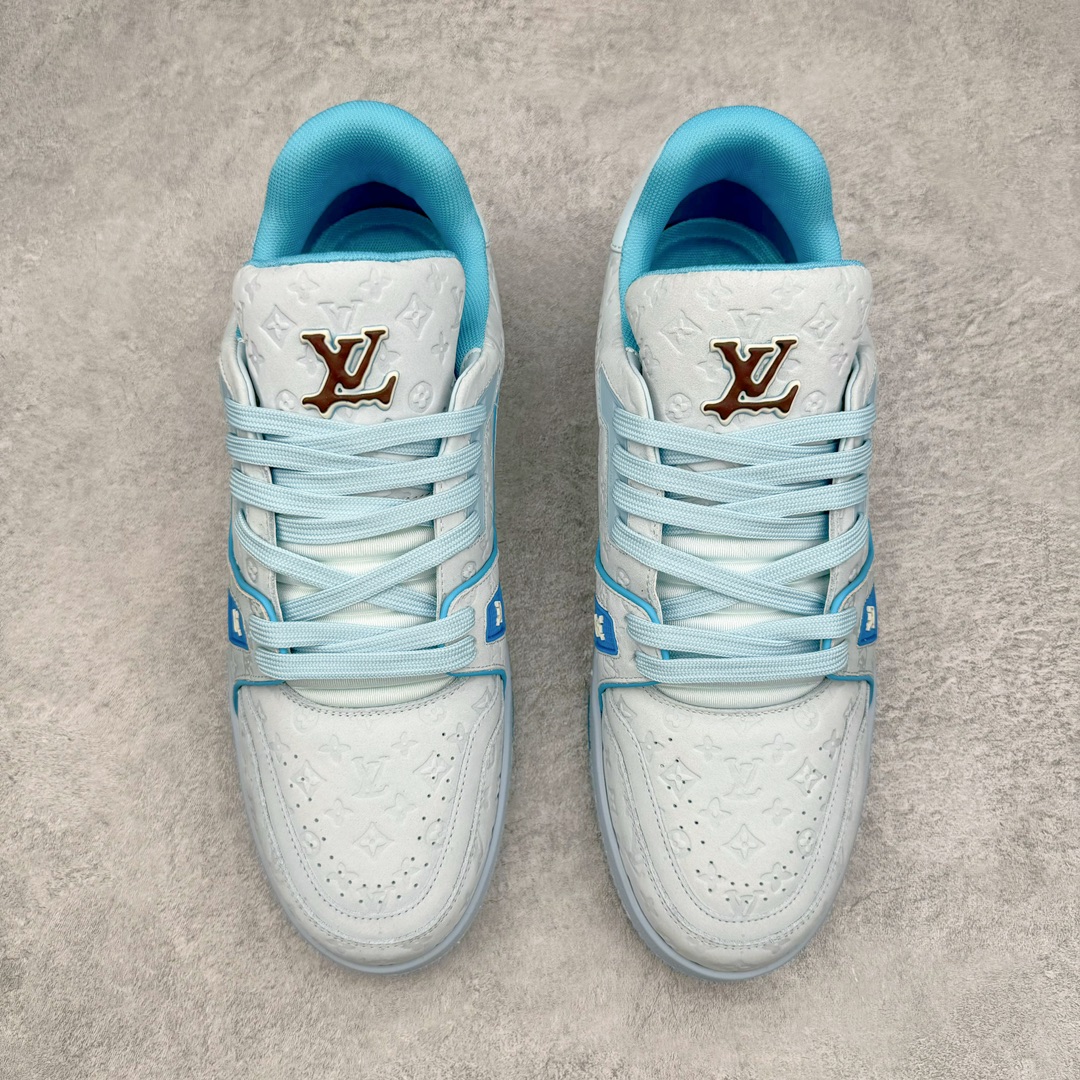 图片[2]-零售💰560 ＃ZS纯原 Louis Vuitton Trainer lv时装走秀运动鞋 做旧系列 市场所有版本中综合最强的货品 GD实力大厂出品  全网最全配色更新最快 最成熟的做工稳定的品控  完美鞋型超高的清洁度 零毛边线头瑕疵 全套原楦原纸版原鞋开模 全网最具灵魂的版型 正确原装黄色鞋盒 正确中底印花 鞋面印花3D高频深度立体 全鞋电脑针车 紧密相连 针距密度一致 环保乳胶注塑鞋垫 厚度脚感还原原版 皮面裁剪部位 统一油边封口工艺 原装橡胶大底含胶量大底组合零偏差 专柜全套包装 防尘袋 说明书 质保卡 男女鞋 尺码：35 36 37 38 39 40 41 42 43 44 45 编码：yby5936060-运动鞋