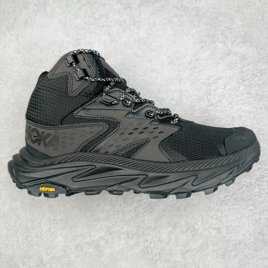 零售💰320 Hoka M ANACAPA Mid GTX 中帮厚底锯齿坦克户外运动鞋 Vibram辽宁代工原装外底提供强大的防滑性能 5MM多向凸耳提供多种地形下的强劲抓地力 鞋面加入防水功能 汗气却可经由GORE-TEX薄膜上的微孔排出 皮革鞋面搭配耐磨 橡胶鞋头使鞋面具有良好的透气性 支撑性及保护性 上层缓冲EVA可为足底带来柔软舒适的缓冲感 底层橡胶化泡棉提供持久的缓震和支撑 尺码：36 36.5 37 38 38.5 39 40 40.5 41 42 42.5 43 44 44.5 45 编码：Bby3936020-运动鞋